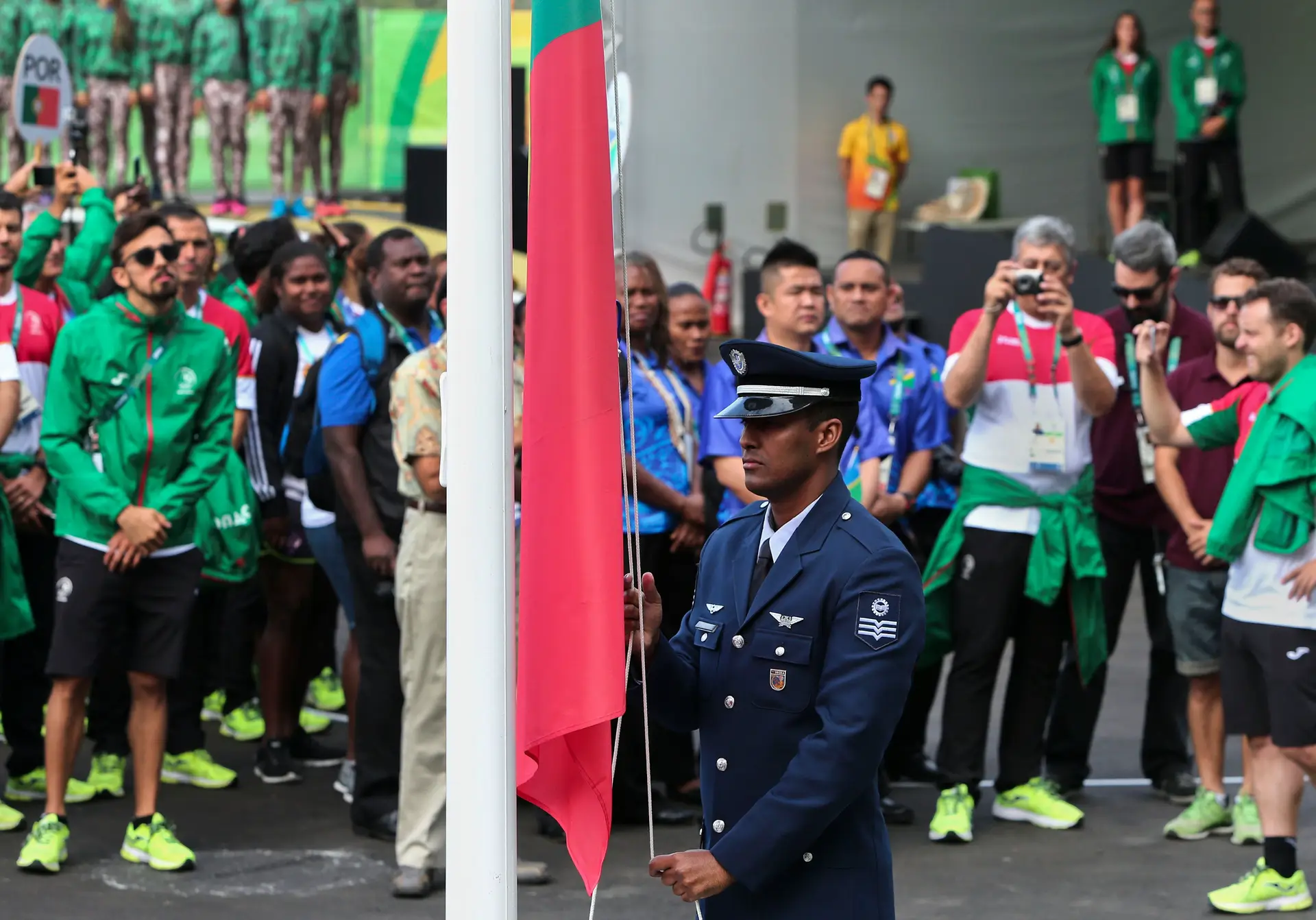 Bandeira portuguesa hasteada na Aldeia Olímpica ao som do hino nacional