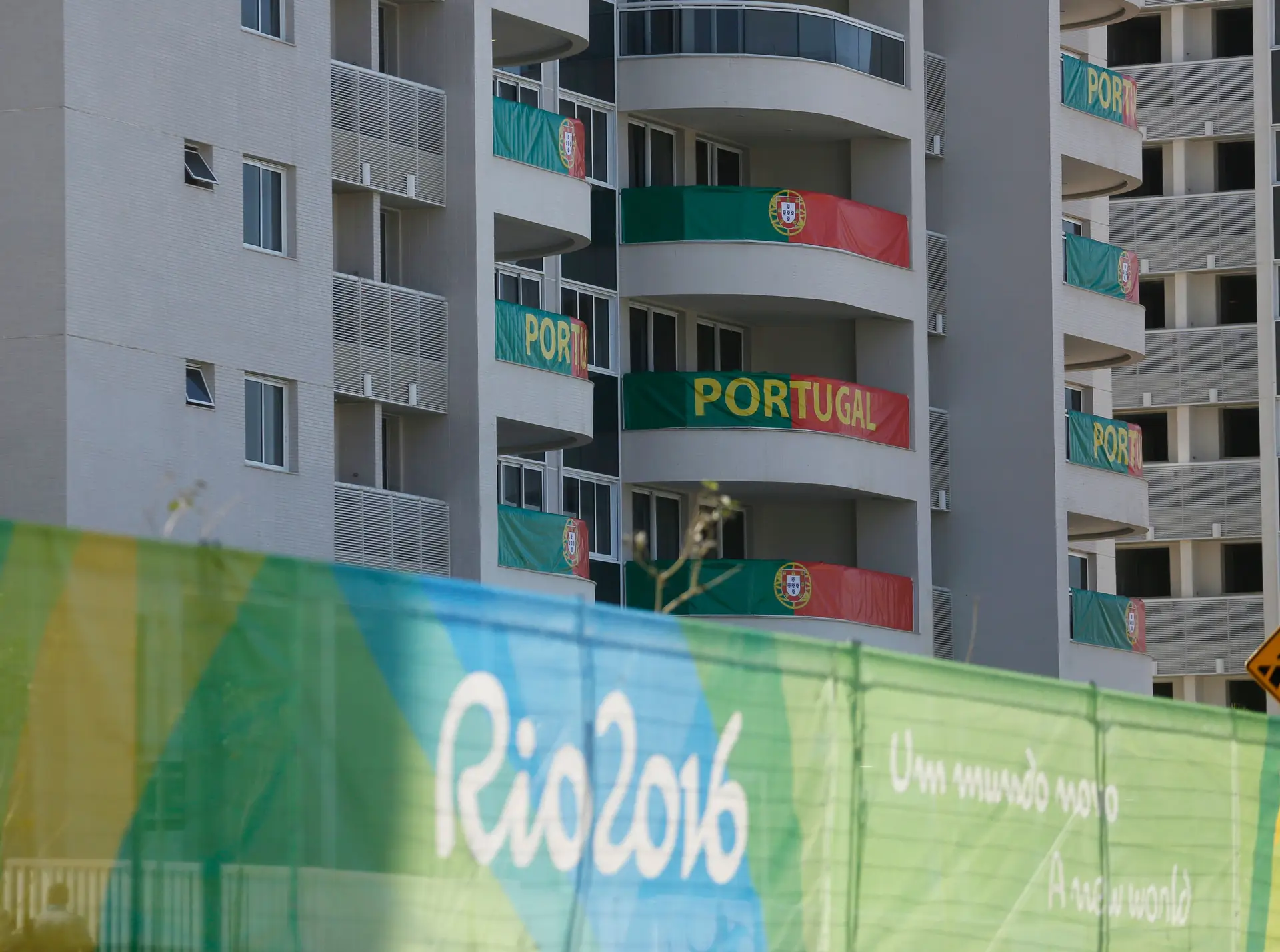 Arranque do futebol no dia em que a bandeira portuguesa é hasteada na Aldeia Olímpica
