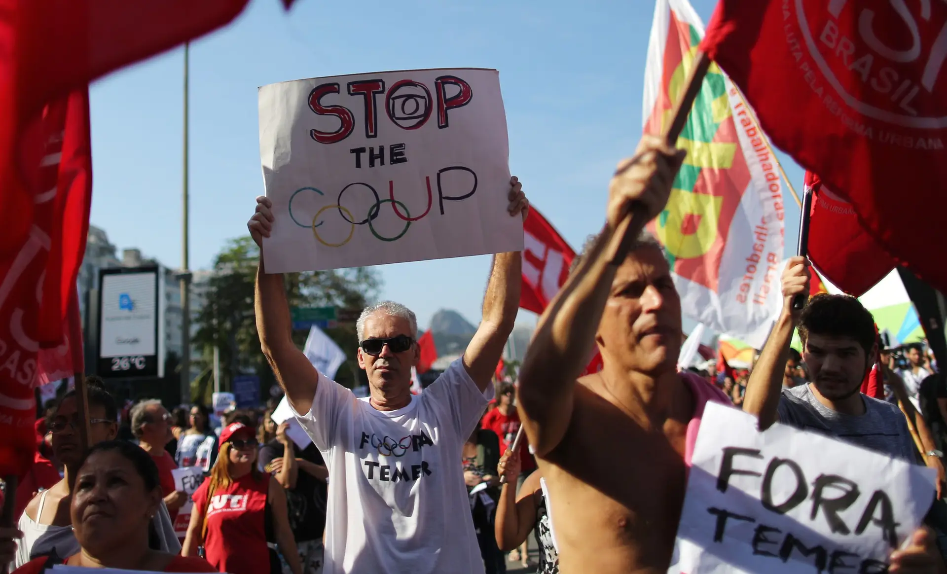 Brasileiros protestam contra os Jogos Olímpicos e Temer