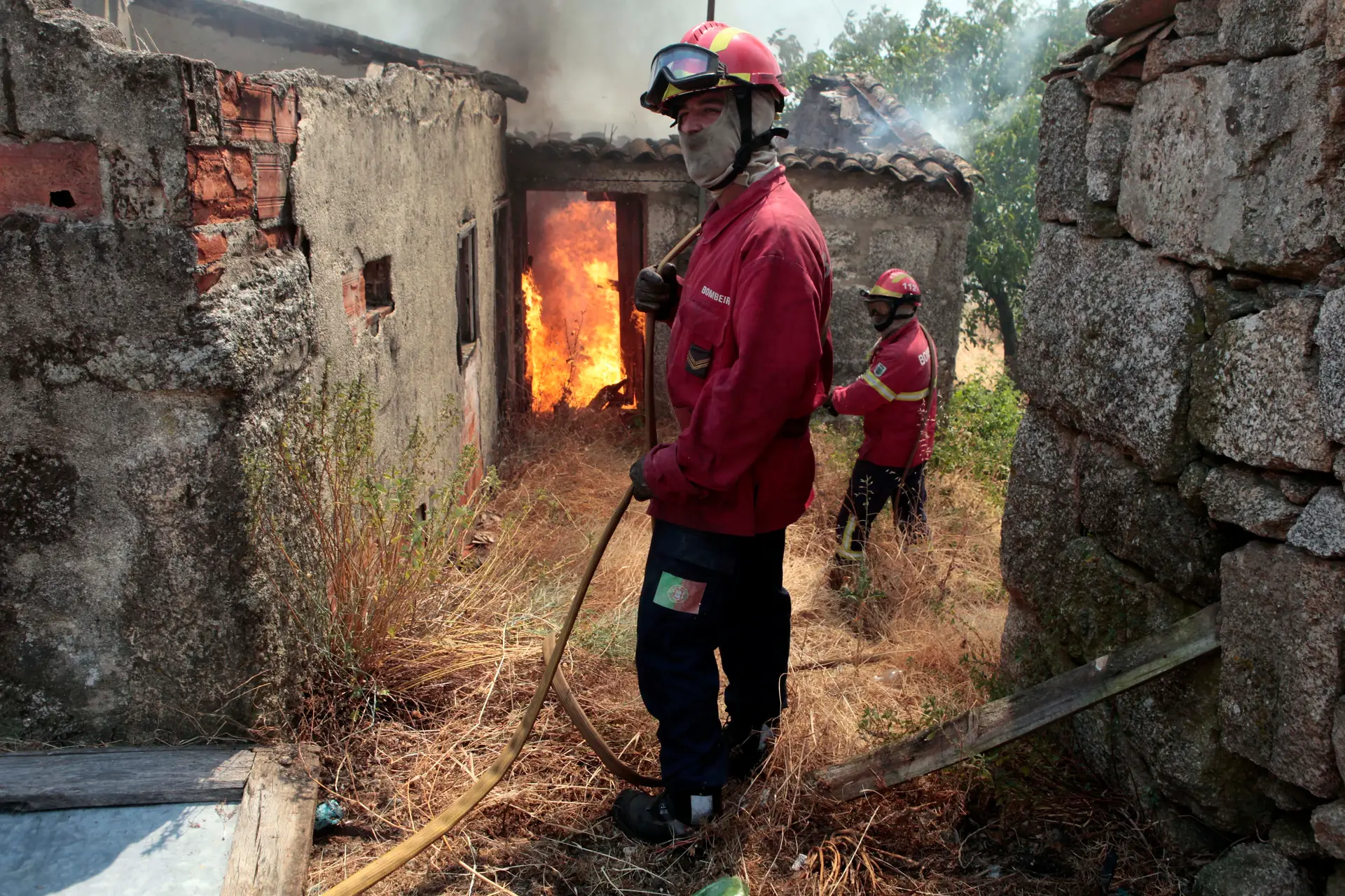Fogo em Mêda, Guarda, combatido por 142 homens e dois meios aéreos