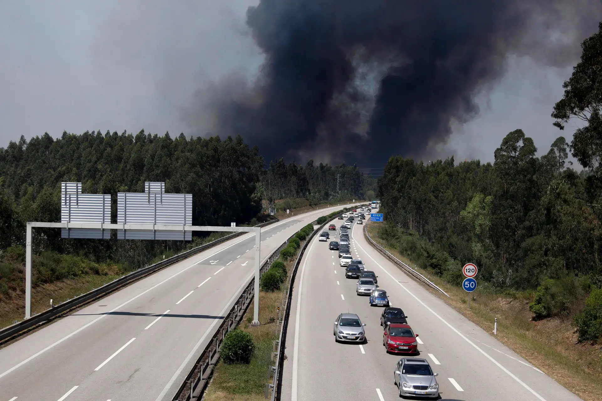 A29 reaberta, A1 e A41 cortadas nos dois sentidos devido a fogos
