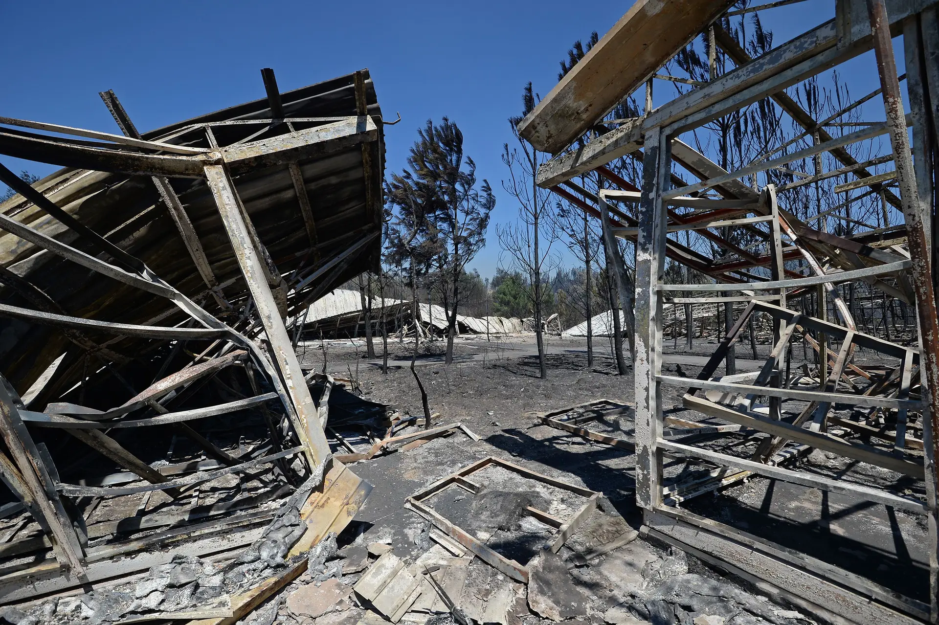 Estragos numa obra de um projeto para um lar de idosos centro de dia causado pelo incêndio que começou na tarde de sexta-feira na freguesia de Melres e Medas, concelho de Gondomar