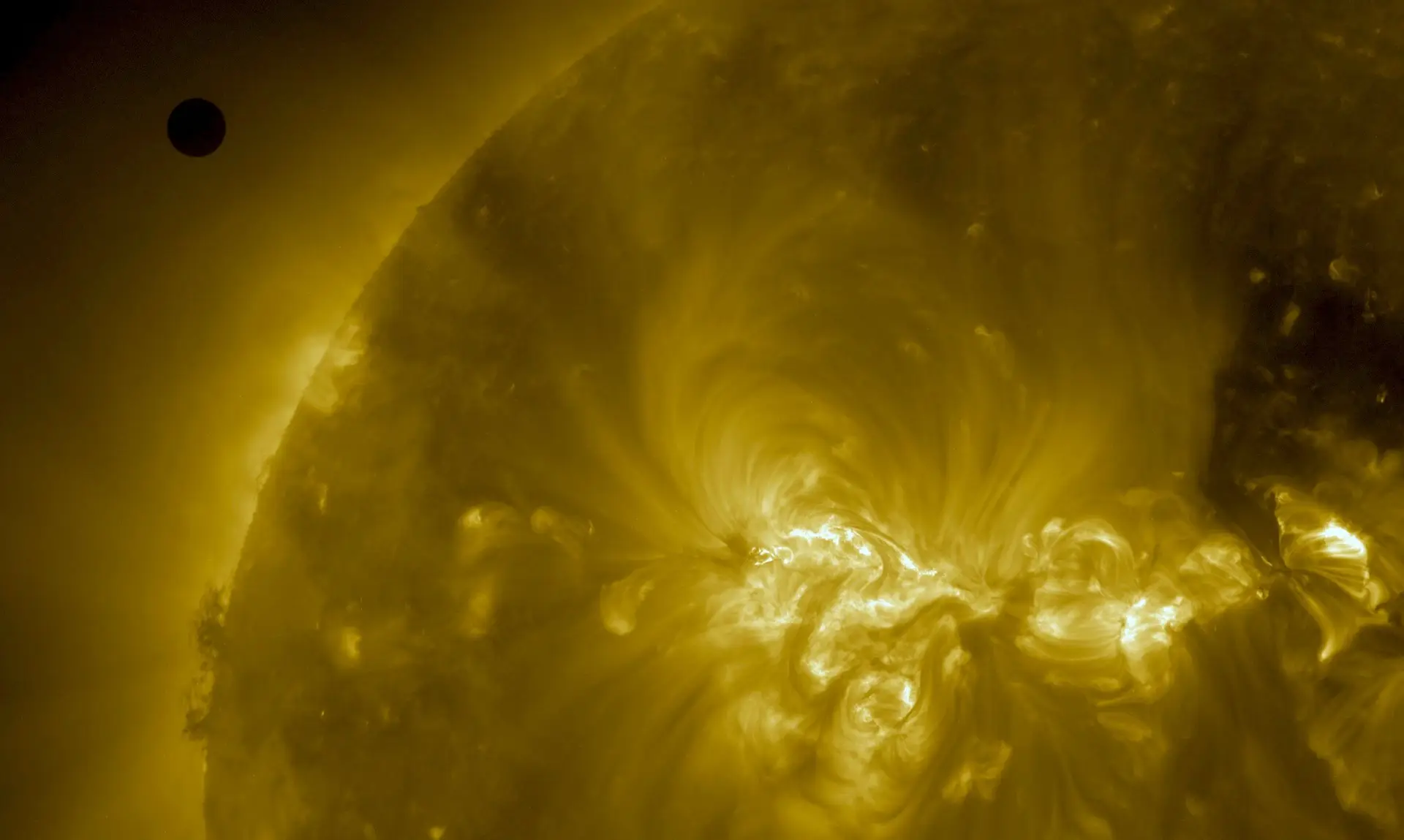 Vénus dá uma volta completa ao Sol em 225 dias terrestres.