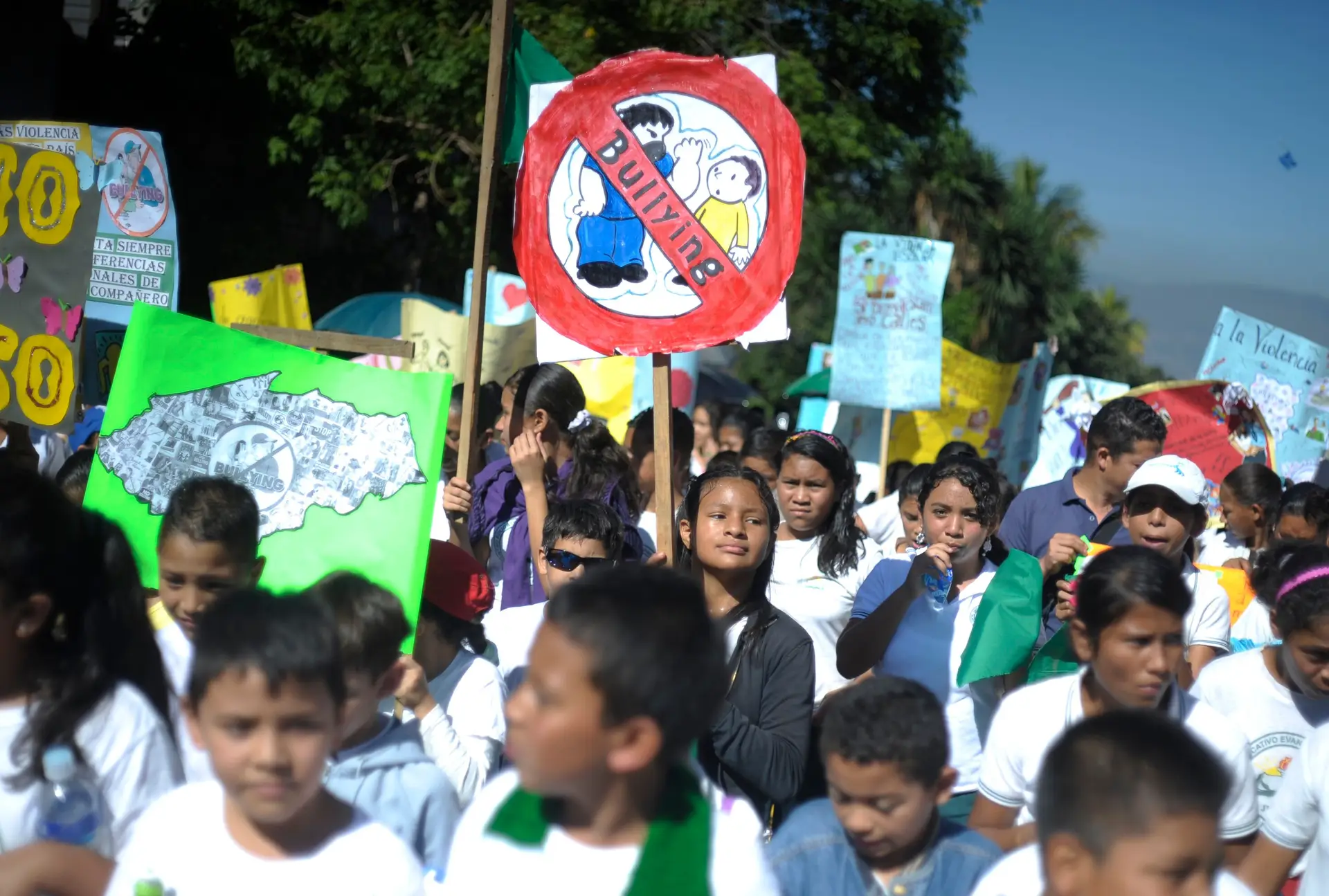 Estudantes de várias escolas de Tegucigalpa, nas Honduras, participaram numa marcha contra o bullying. A iniciativa realizou-se em 2012 na sequência de diversos casos de violência entre os alunos.