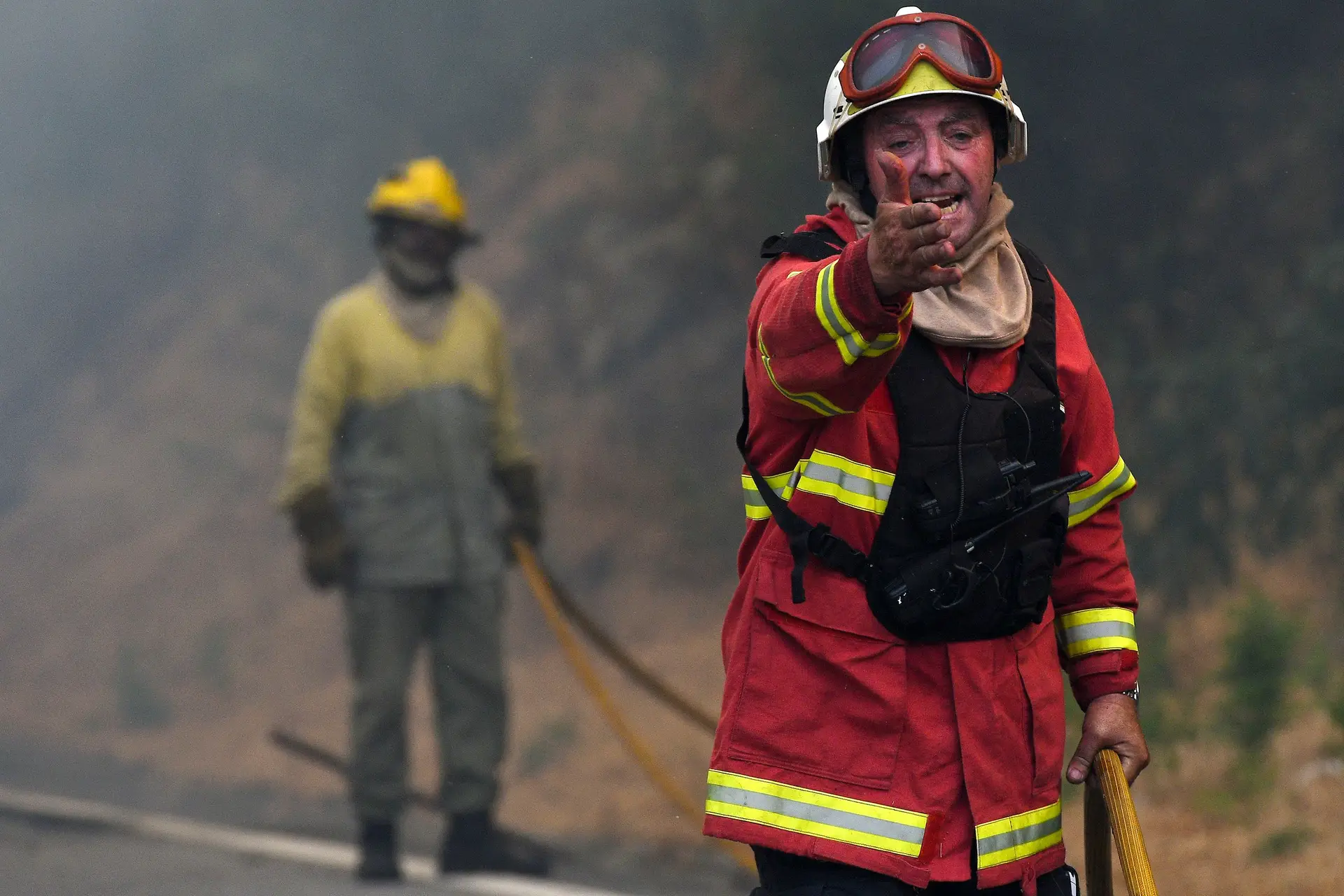 Fogo em Águeda dominado mas bombeiros ainda com muito trabalho