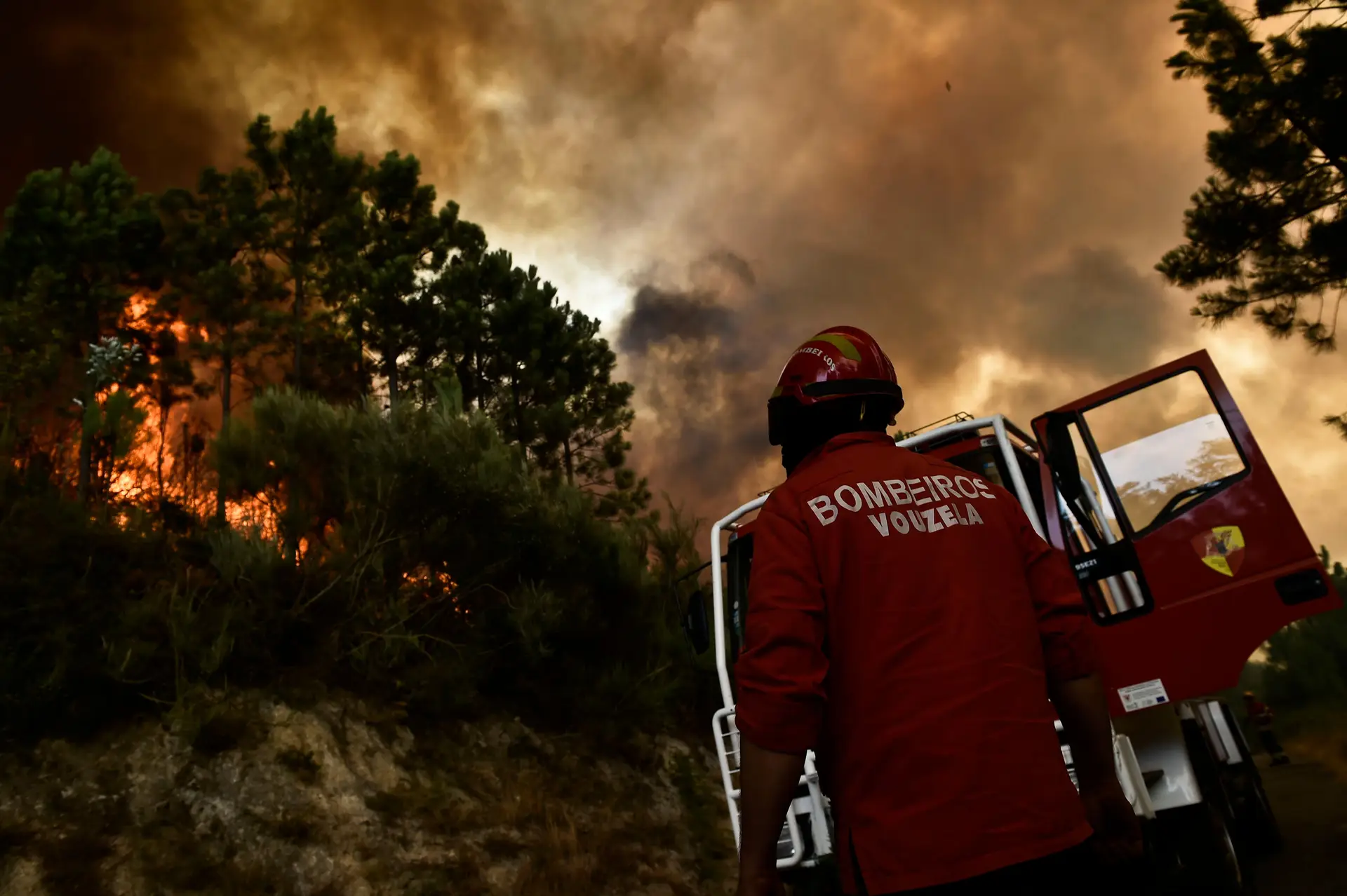 Fogos mobilizam mais de 2.900 bombeiros em todo o país