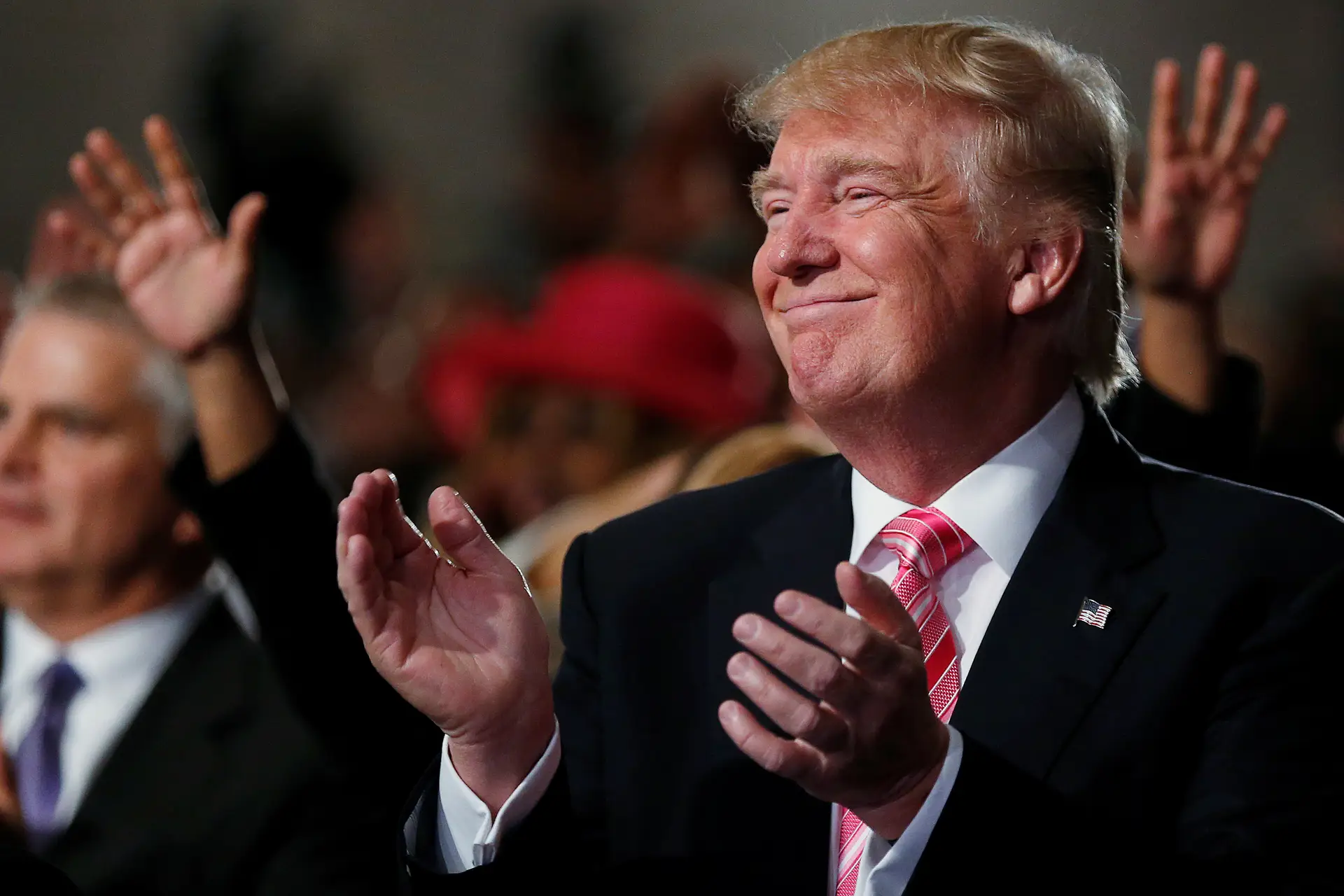 Donald Trump deseja as melhoras a Hillary Clinton