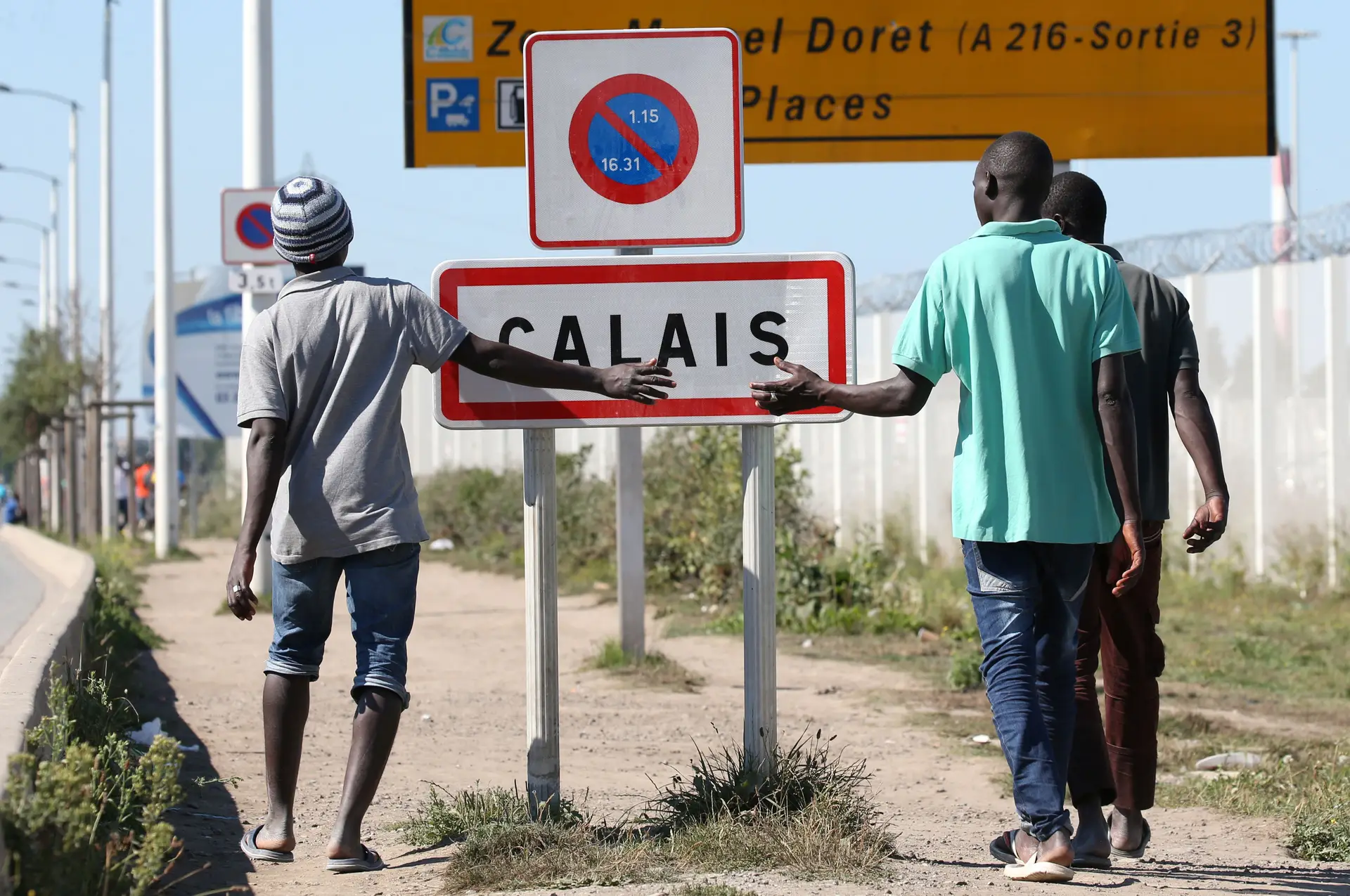 Governo britânico financia muro para impedir passagem de refugiados