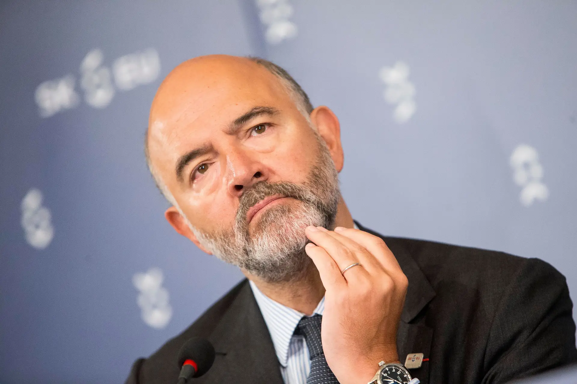 Moscovici quer suspender fundos a Portugal e Espanha "rapidamente"