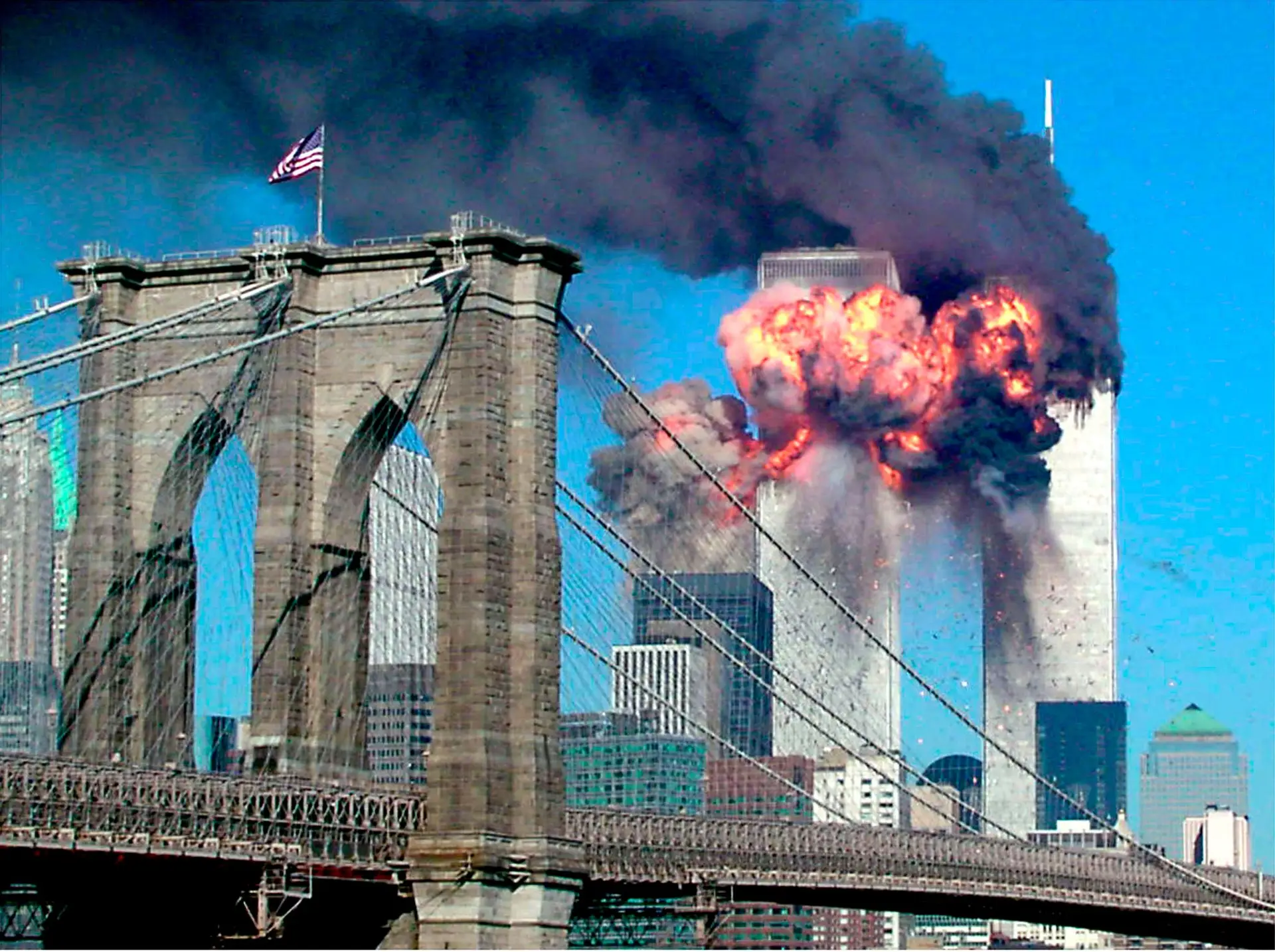 A segunda torre do World Trade Center em chamas após ser atingida por um dos aviões sequestrado por terroristas.