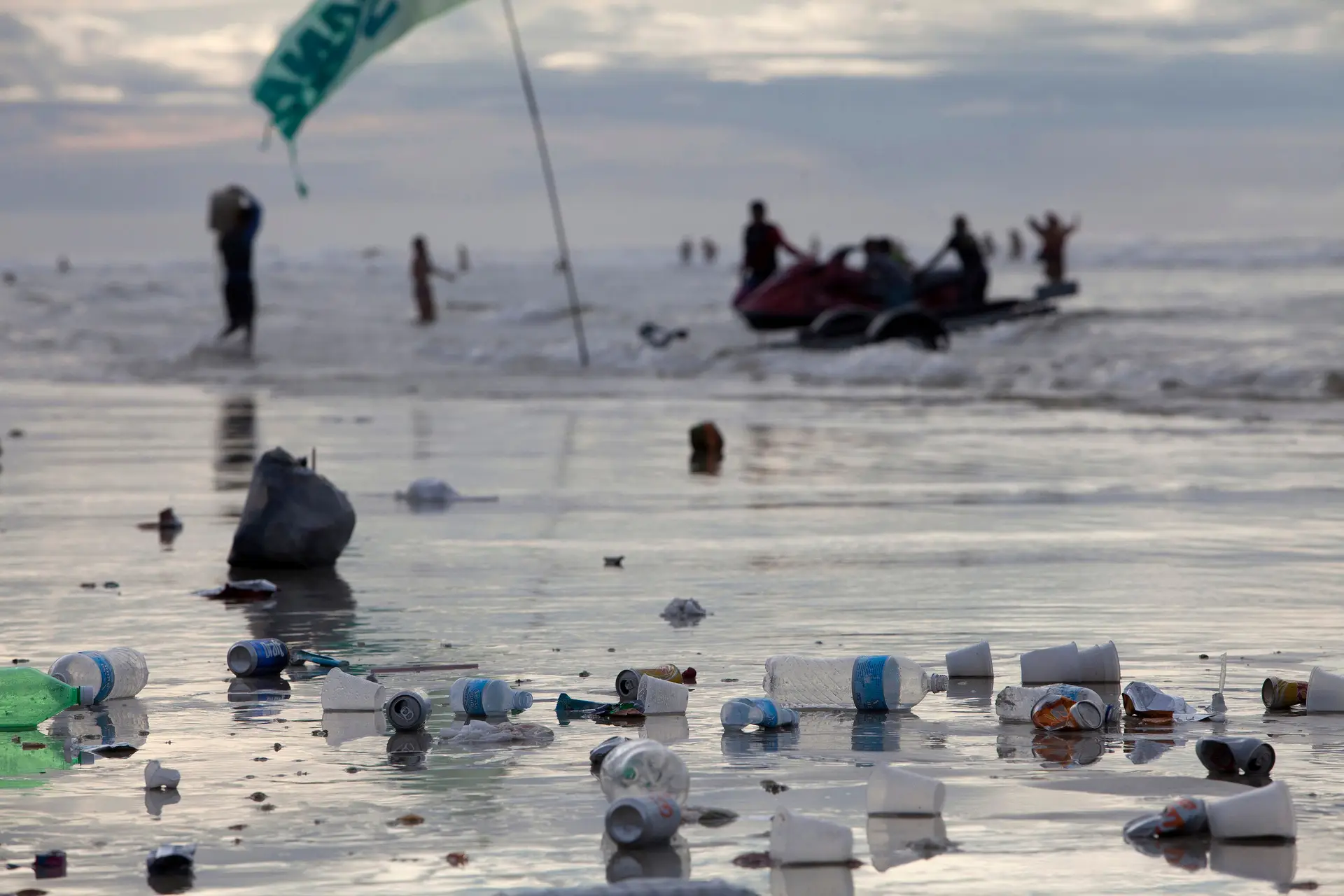 Plástico a flutuar nos oceanos aumentou 100 vezes nos últimos 40 anos