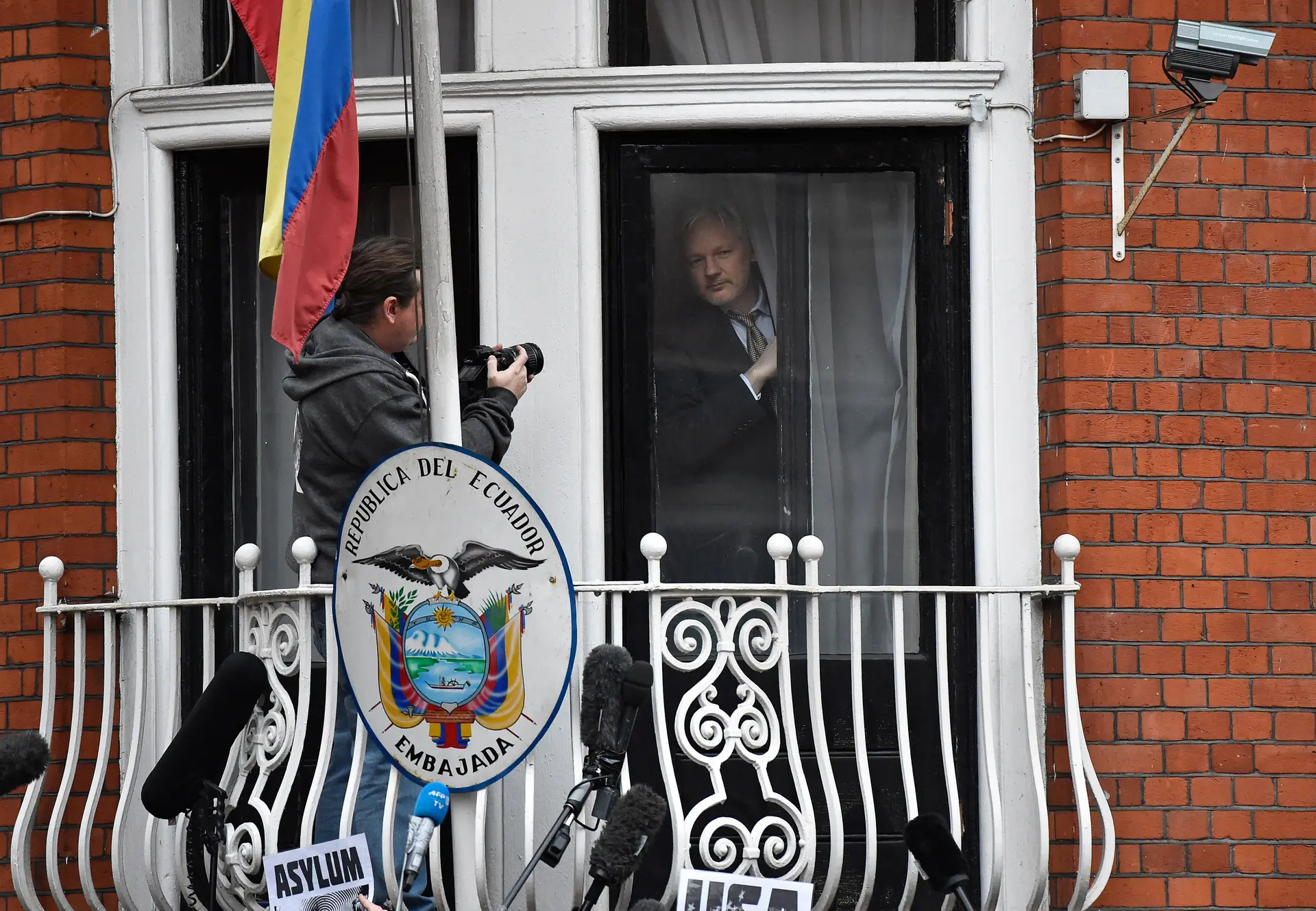 WikiLeaks acusa Equador de cortar ligação à Internet de Assange a pedido de John Kerry