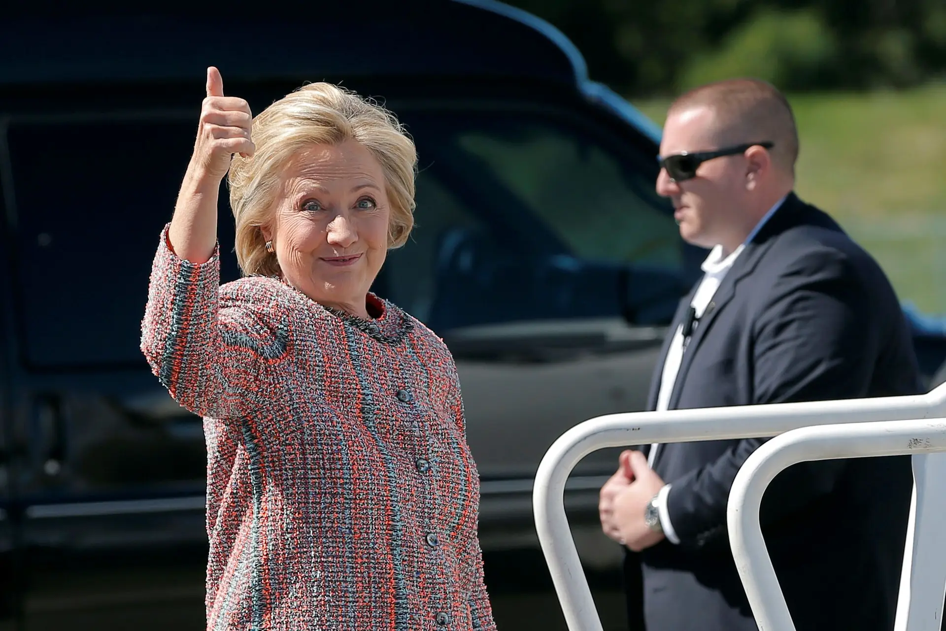 Hillary de volta à estrada