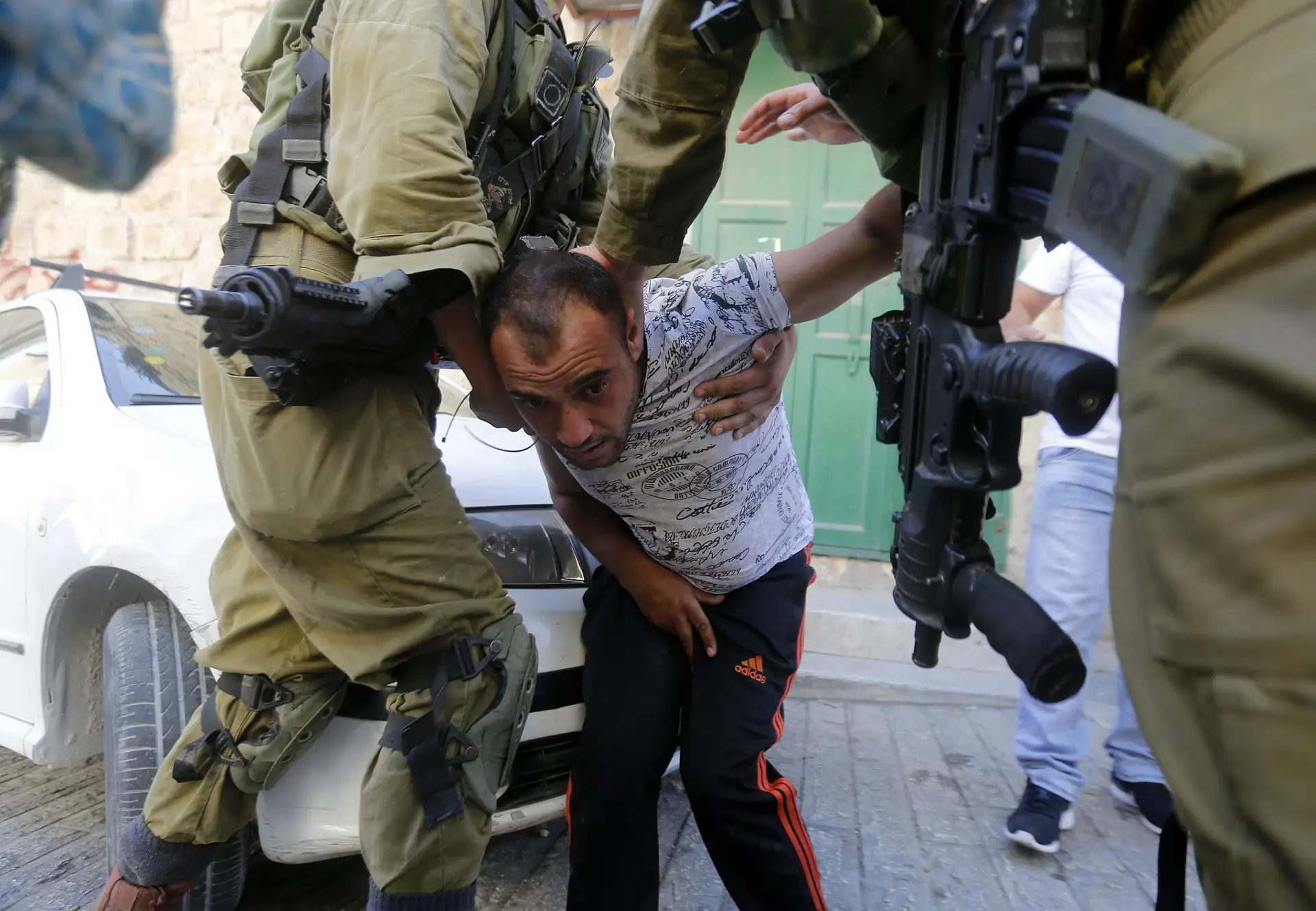 Palestinianos entram em confronto com as forças israelitas na Cisjordânia
