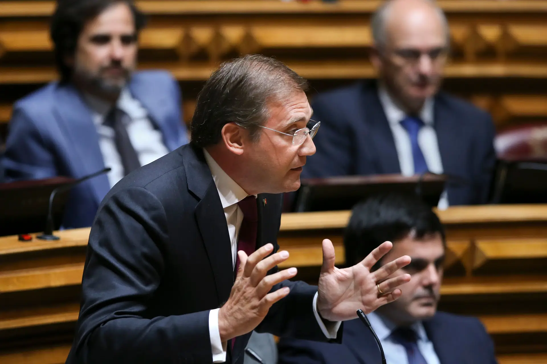 Passos compara atitude de Costa à de Sócrates ao retratar realidade "como se fosse outra"