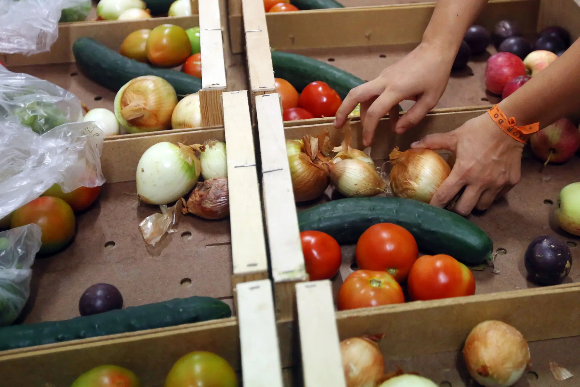 Emigrantes portugueses na fila para ajuda alimentar na Suíça