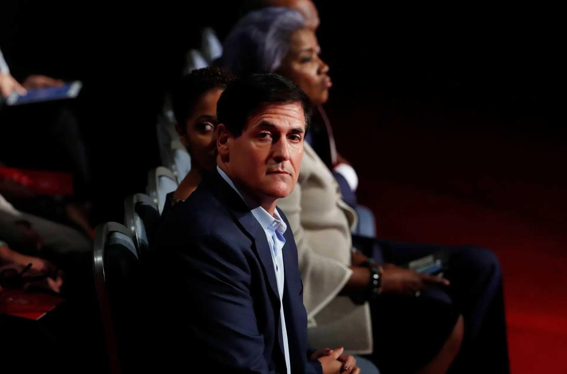 Mark Cuban, homem de negócios, ator, apresentador e dirigente da equipa de basquetebol Dallas Mavericks, era um dos VIP na audiência, sentado junto do comité do partido democrata.