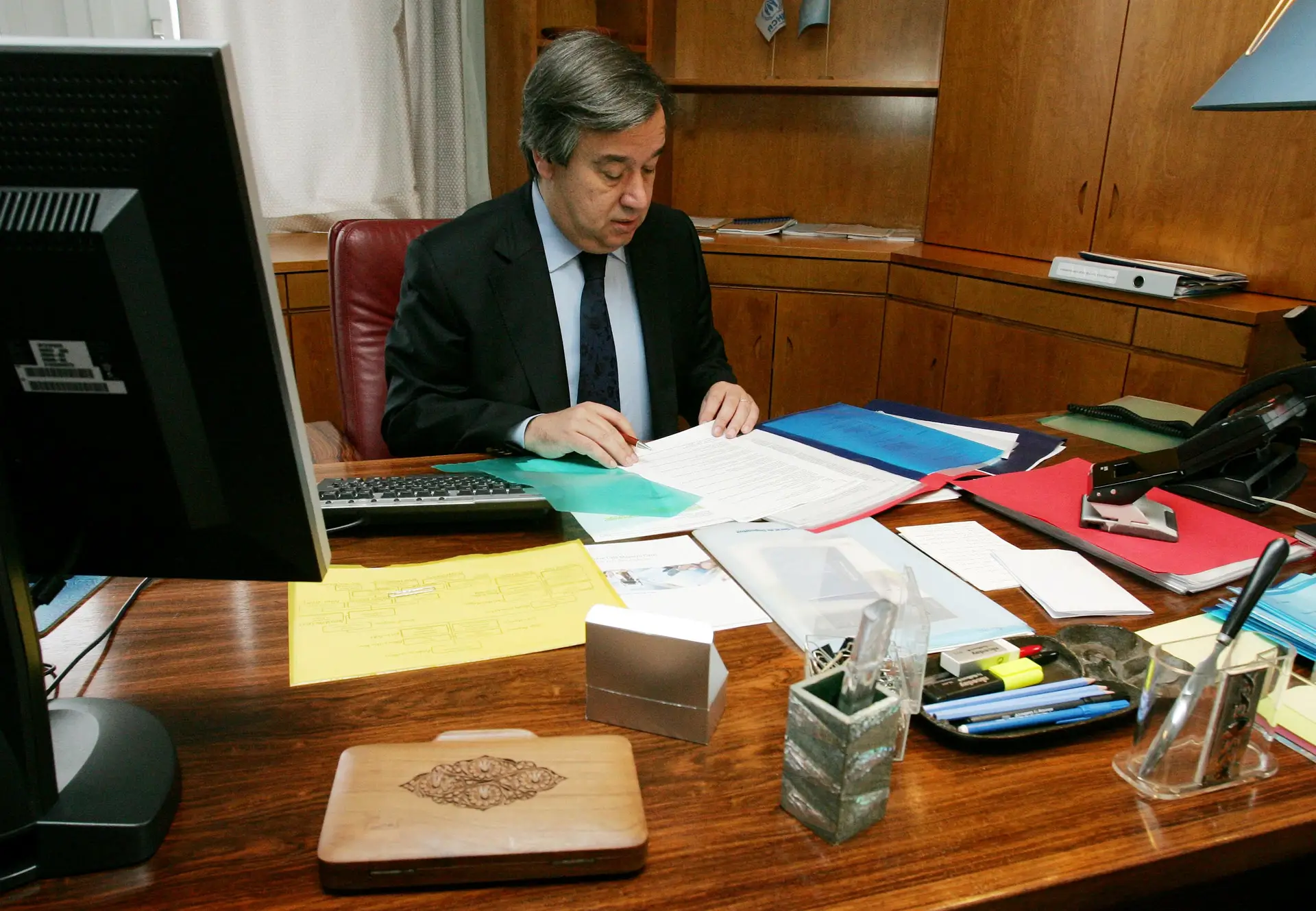 O primeiro dia de trabalho de António Guterres como Alto Representante das Nações Unidas para os Refugiados (ACNUR) no gabinete em Genebra, a 15 de junho de 2005.