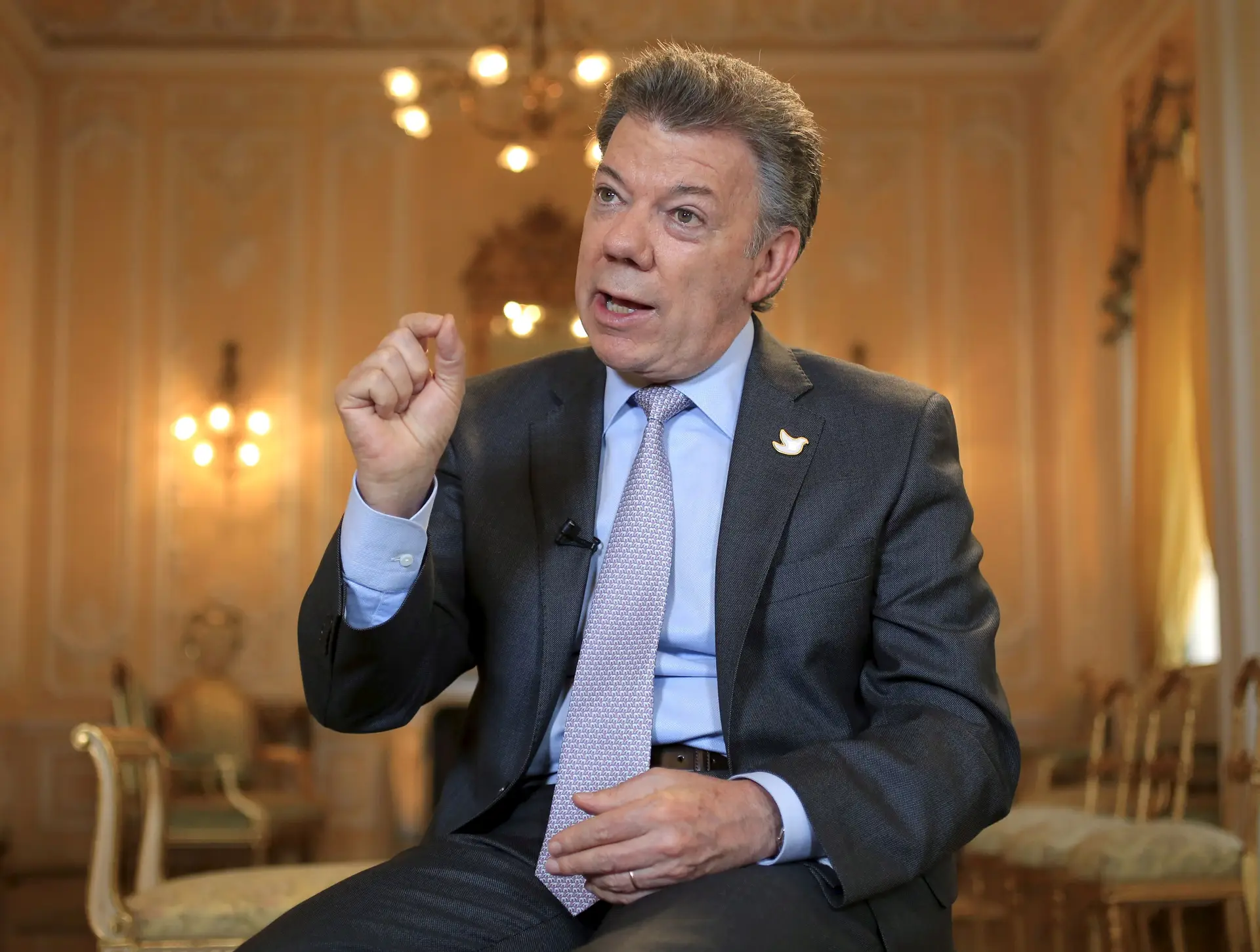 Nobel da Paz: Presidente colombiano Juan Manuel Santos pelo seu empenho em por fim a uma guerra civil que já dura há mais de 50 anos.