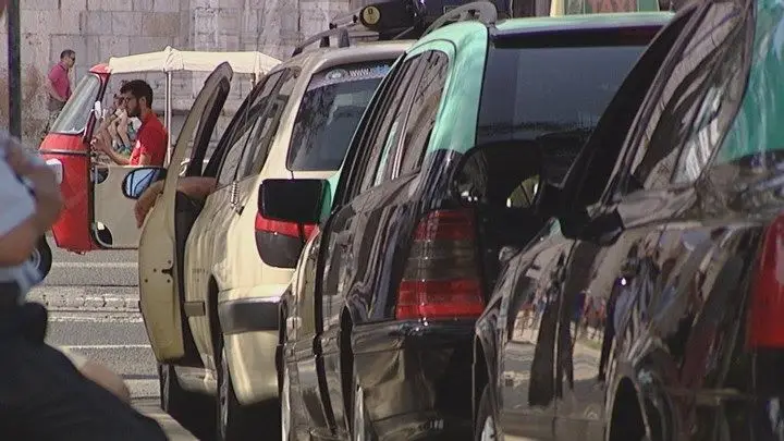 Costa defende que Governo está a regulamentar contra concorrência desleal aos taxistas