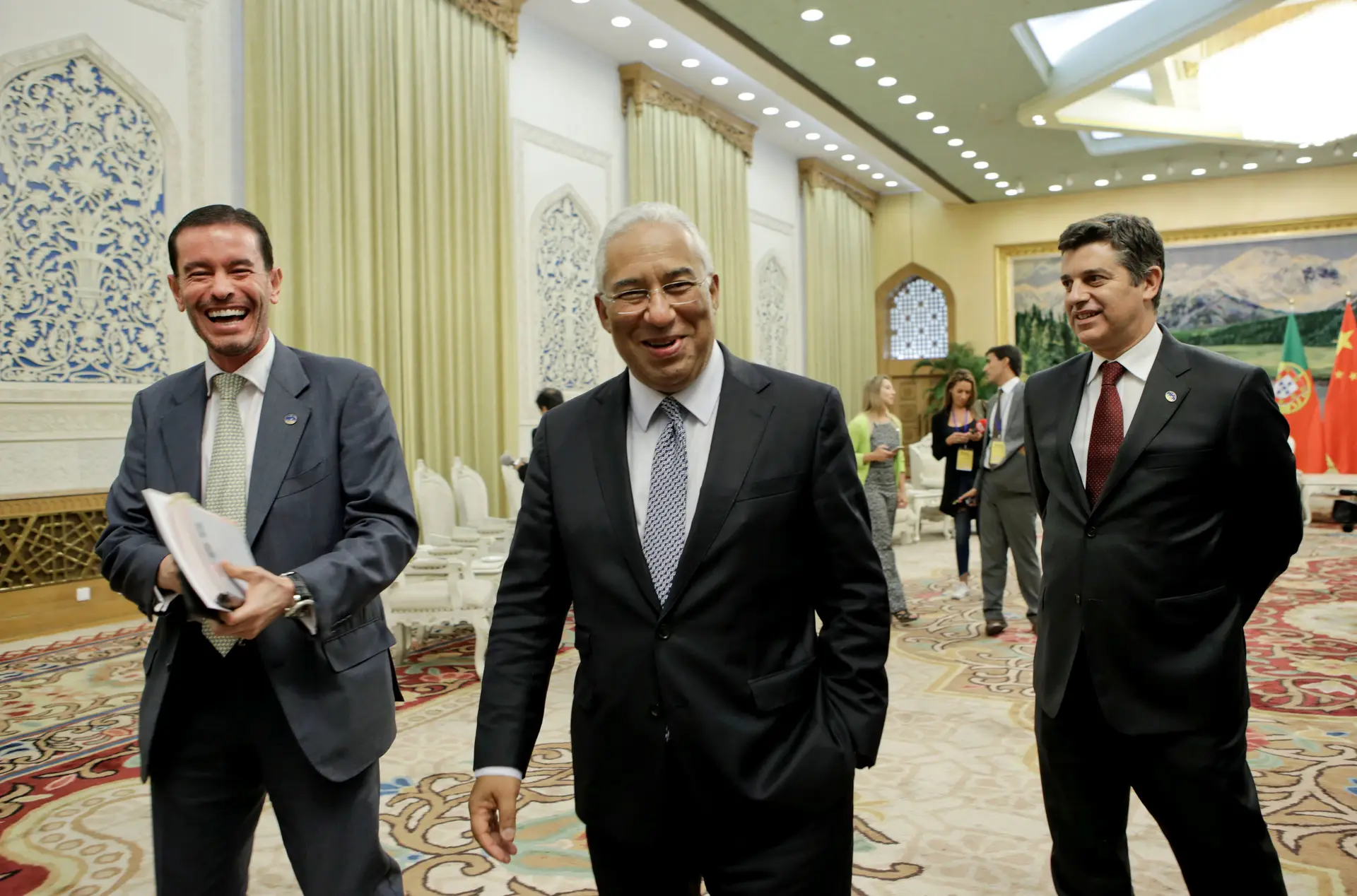 Costa afirma que sobretaxa de IRS vai desaparecer totalmente em 2017