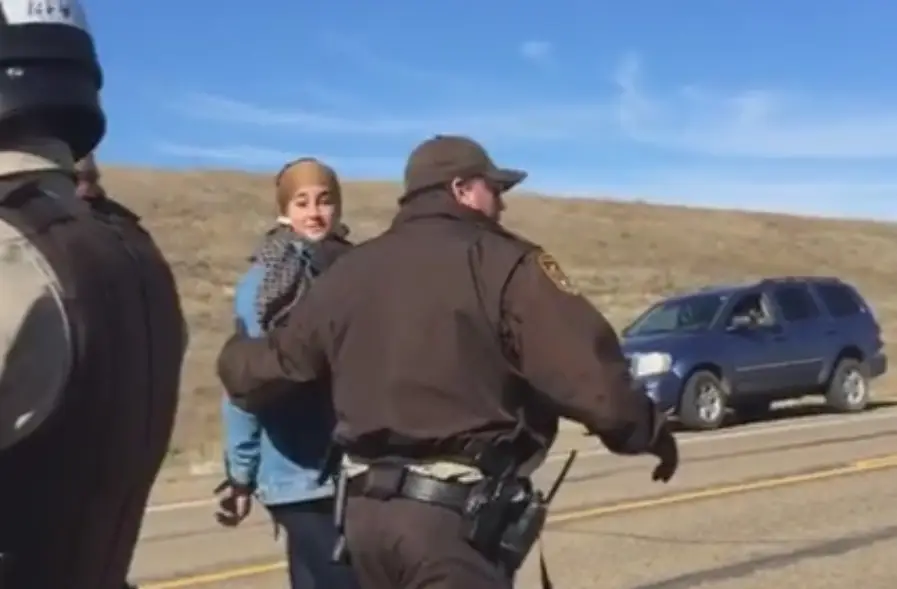 O momento da detenção de Shailene Woodley filmado pela mãe e transmitido em direto através do Facebook Live.