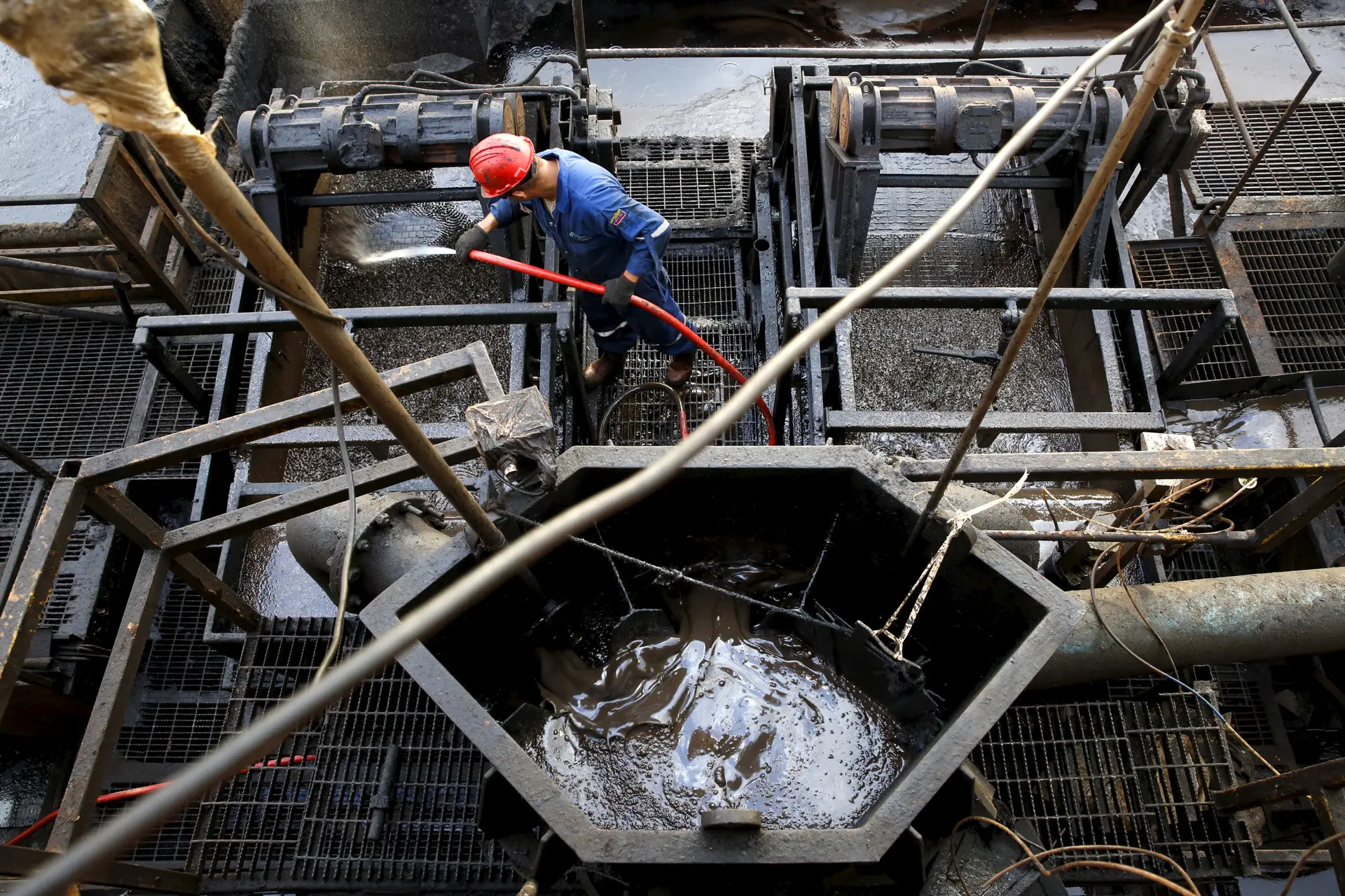 Venezuela reduz produção de crude em 95 mil barris diários