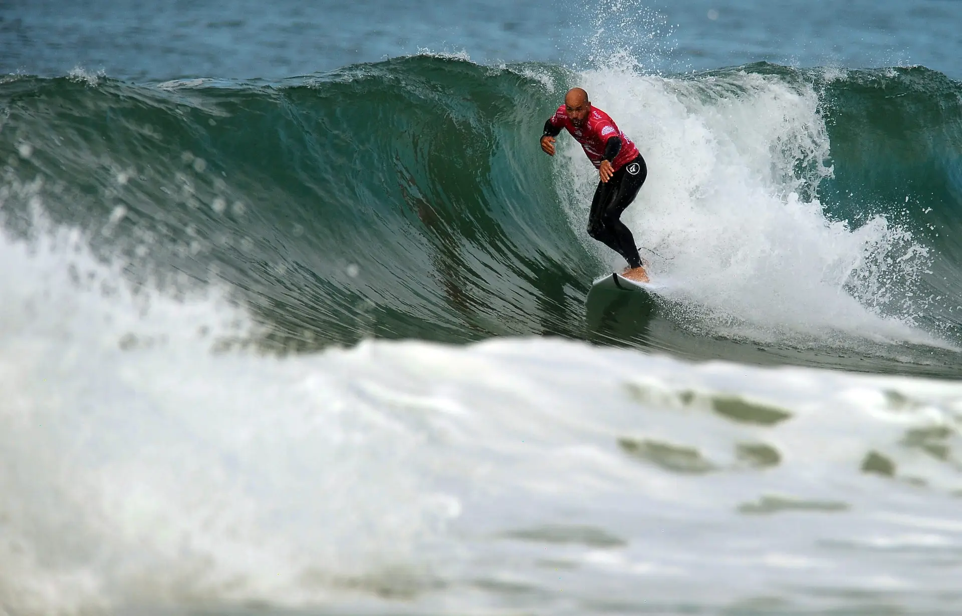 O norte-americano Kelly Slater alcançou uma das melhores pontuações da primeira ronda da etapa de Peniche do circuito mundial de surf.