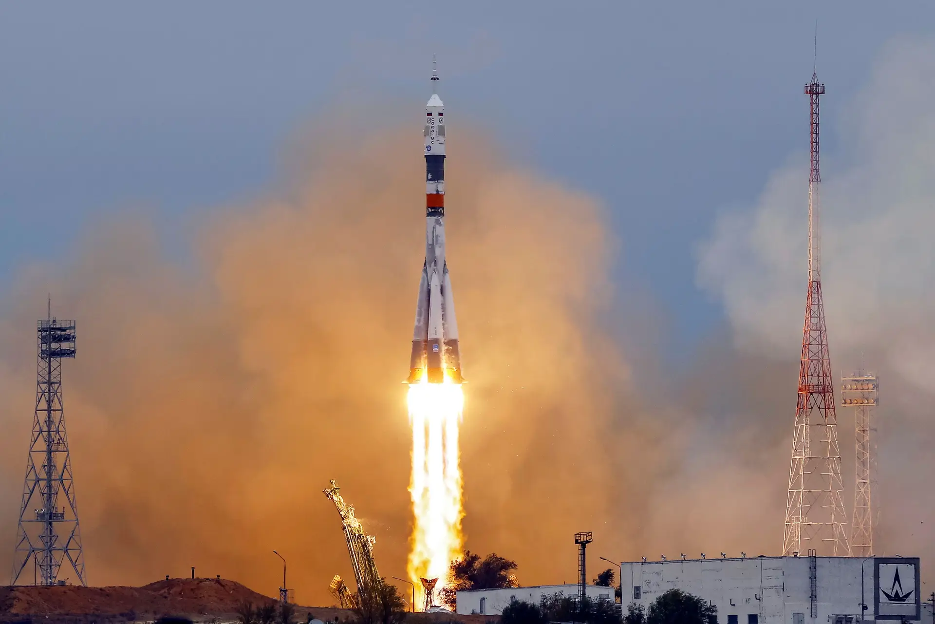 Nave Soyuz descolou rumo à Estação Espacial Internacional com três astronautas