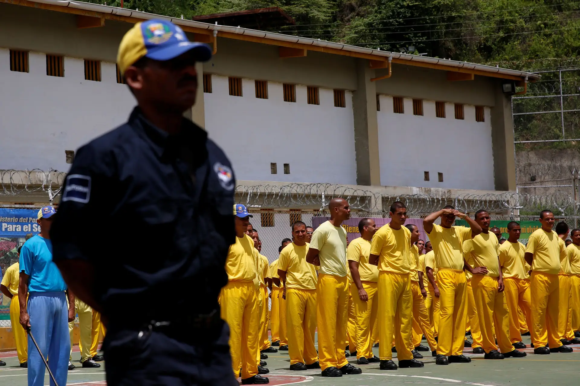 Presos venezuelanos cosem os lábios e iniciam greve de fome contra maus-tratos