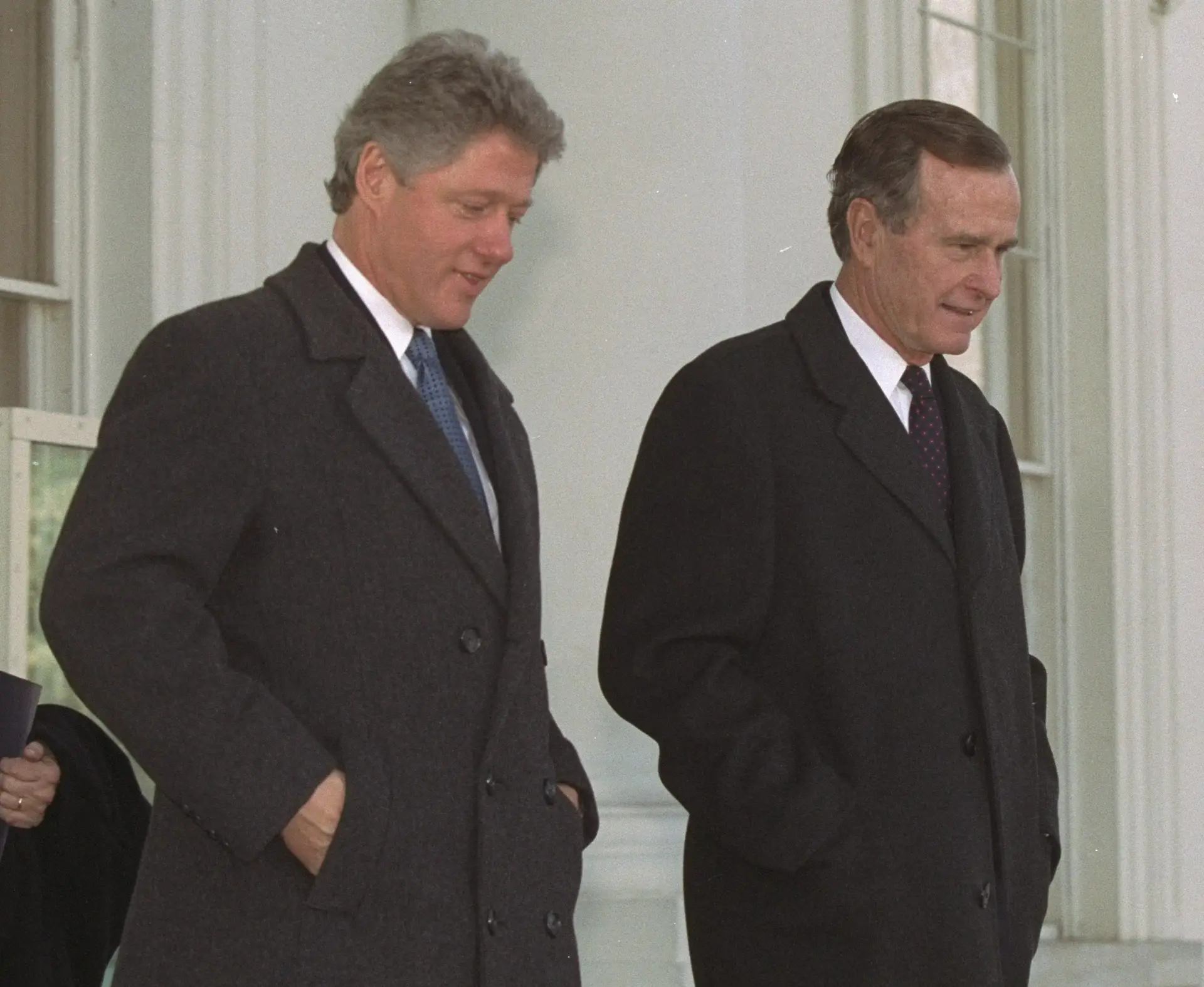 George H.W. Bush e Bill Clinton a saírem da Casa Branca a 20 de janeiro de 1993, dia da tomada de posse de Clinton como 42º Presidente dos Estados Unidos.