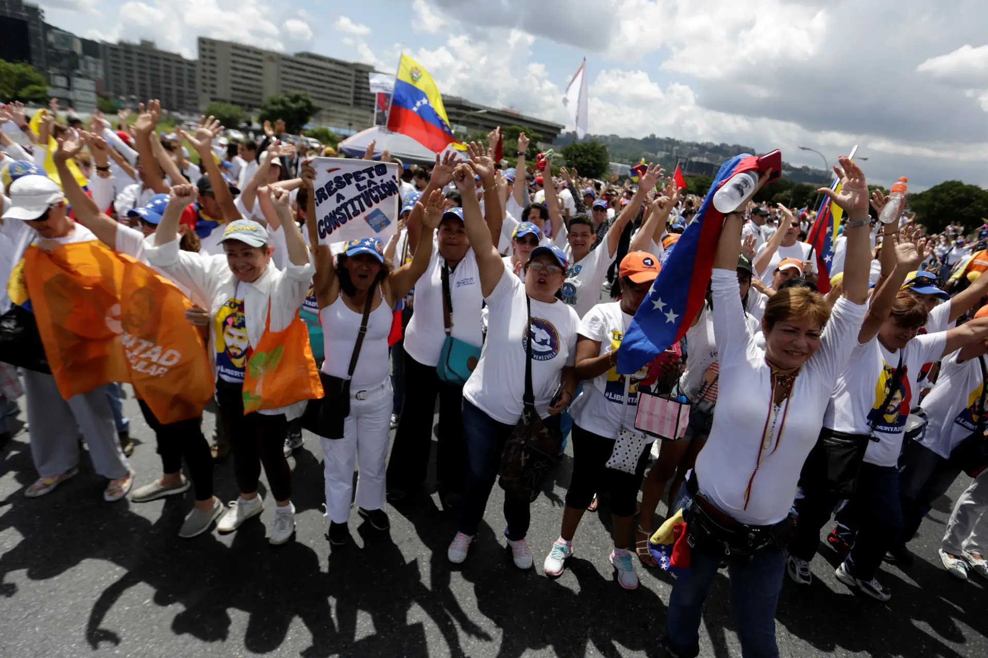 Presidente da Venezuela apela à paz e ao diálogo após suspensão de referendo