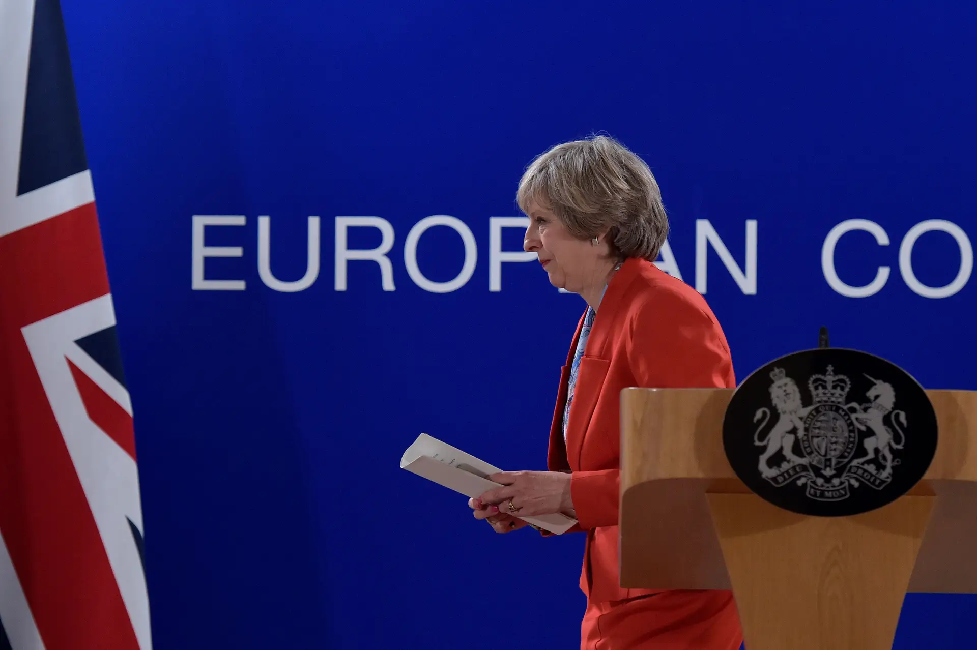 Theresa May nega que o Reino Unido esteja a caminho de uma saída dura da UE