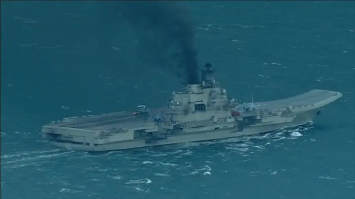 A Força Aérea divulgou imagens inéditas da passagem dos navios militares russos ao largo da costa portuguesa, Outubro 2016.