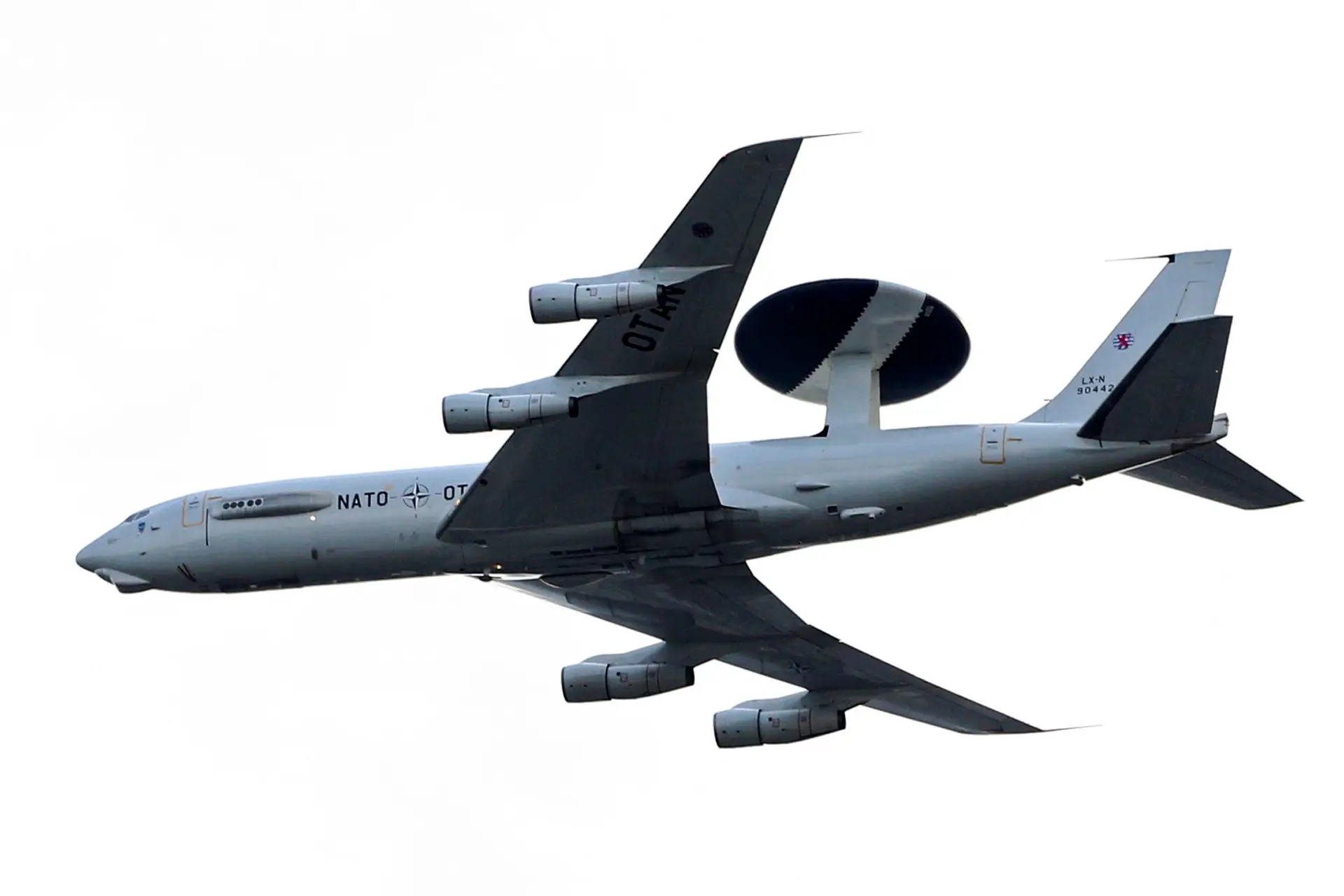 Aviões radar da NATO apoiam coligação internacional no combate ao Daesh