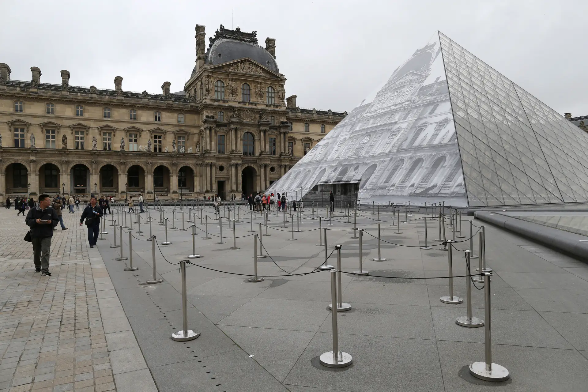 Museus de Paris com quebras de visitantes devido a atentados