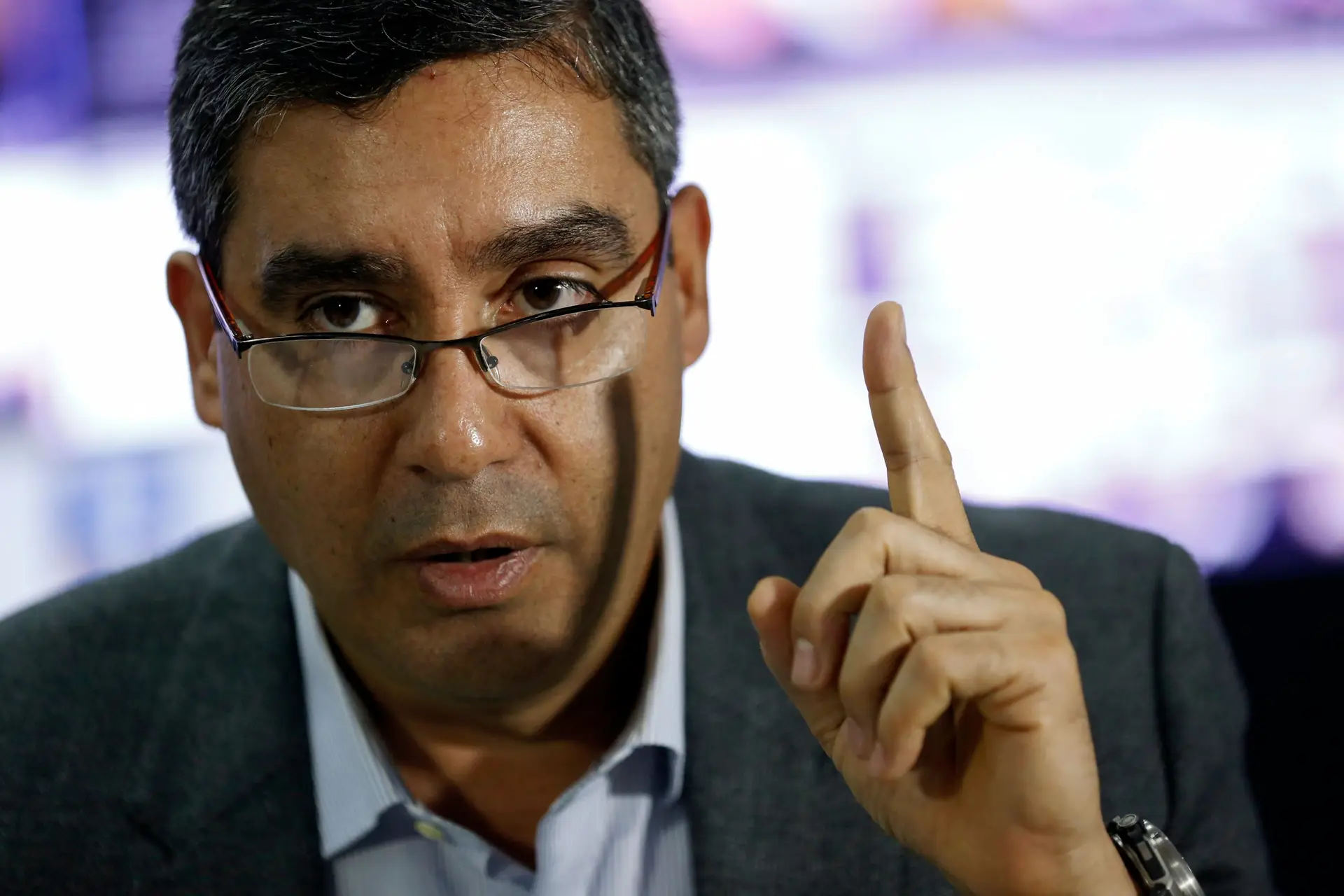 Ex-ministro venezuelano acusa Maduro de abrir portas à violência