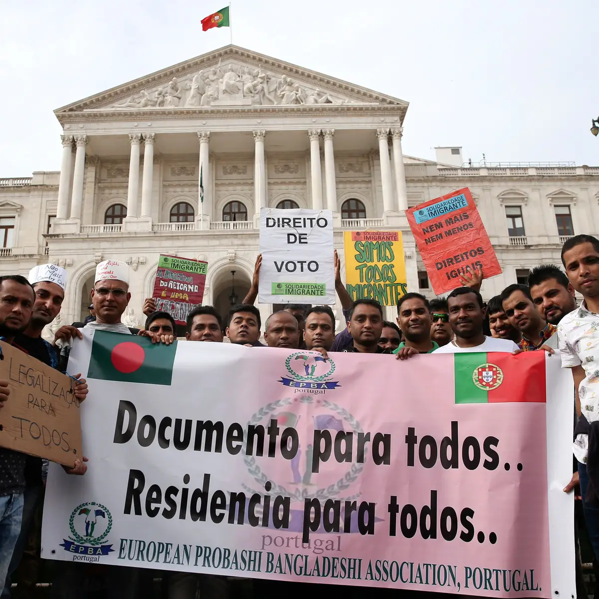 Orações e bandeiras a meia haste marcam primeiro mês de guerra - SIC  Notícias