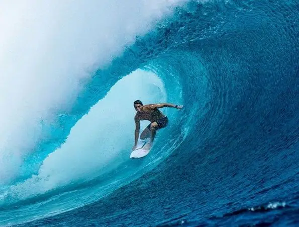 Aritz Aranburu vence Capítulo Perfeito na praia do Norte