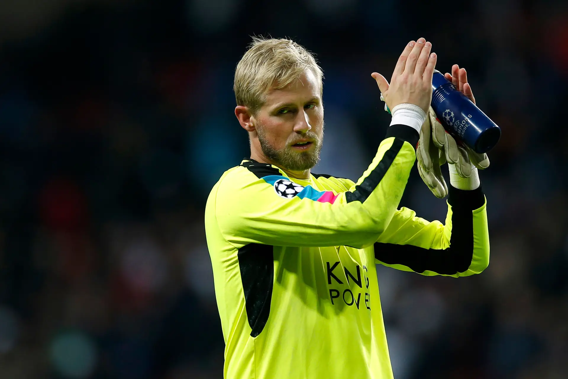Guarda-redes do Leicester fratura mão e fica em dúvida para jogo com FC Porto