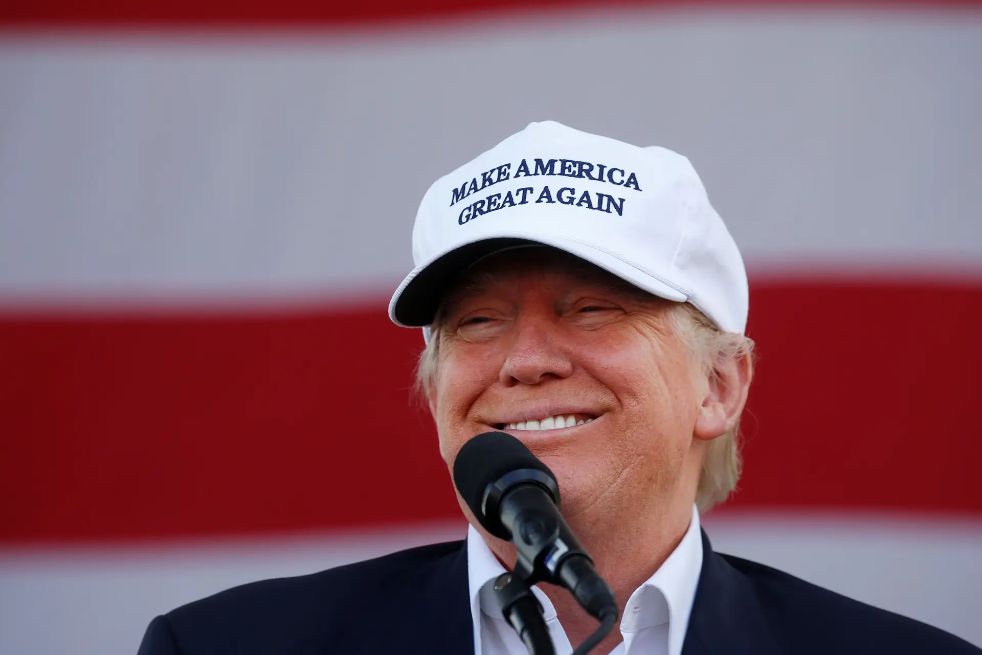 Na véspera do dia decisivo na corrida presidencial, o candidato republicano parece ter uma crença cada vez maior de que a vitória lhe pode mesmo sorrir e, assim, "Fazer a América grandiosa de novo" ("Make America Great Again", o slogan da campanha de Trump, presente nos chapéus tantas vezes usados pelo candidato em comícios de campanha).