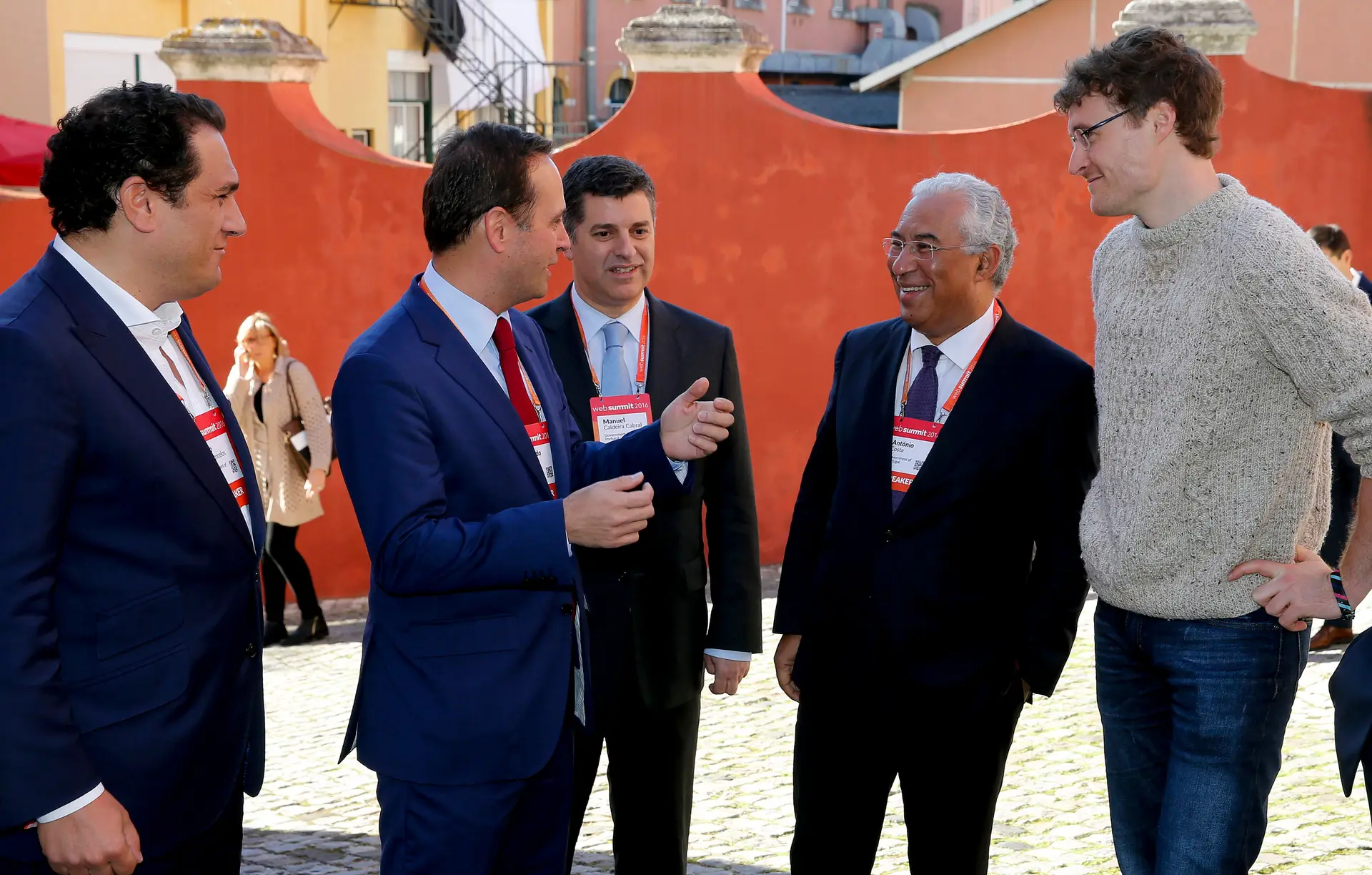 Da esq. para a dir.: o secretário de Estado da Indústria, João Vasconcelos; o presidente da Câmara de Lisboa, Fernando Menida, o ministro da Economia, Pedro Caldeira Cabral; o primeiro-ministro, António Costa e o fundador da Web Summit, Paddy Cosgrave.