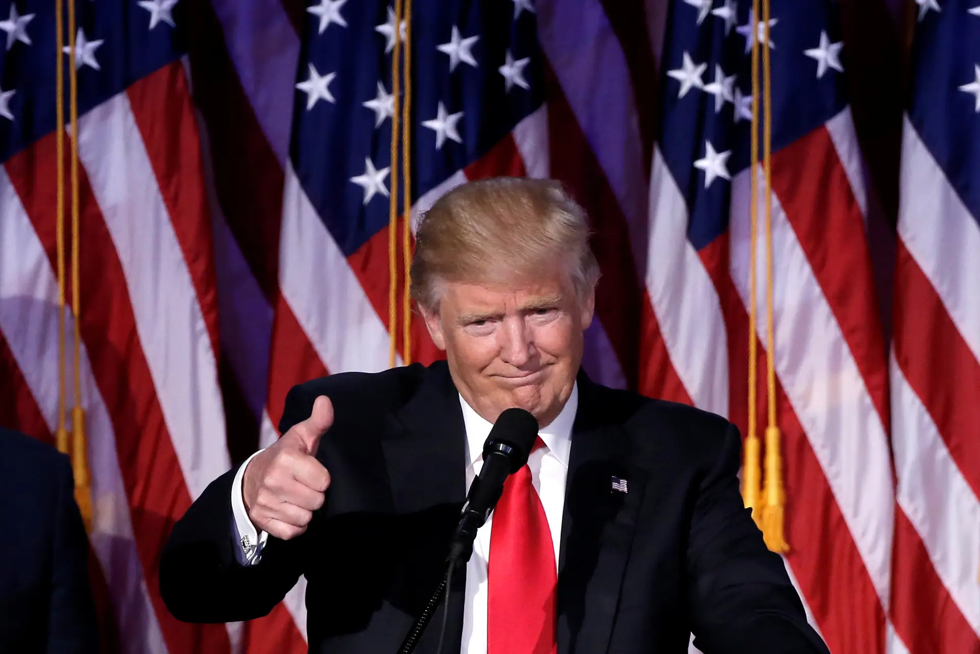 "Agora é tempo de curar as feridas da divisão. É tempo de nos juntarmos como um povo unido. Serei Presidente de todos os americanos e isto é muito importante para mim." - Donald Trump, Presidente eleito dos EUA