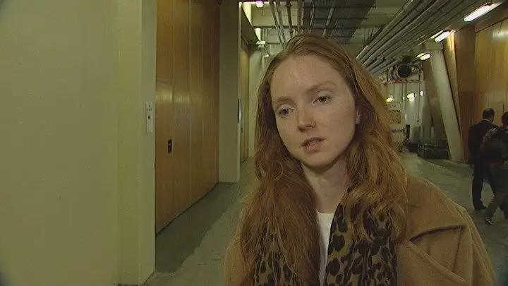 Lily Cole mostra-se triste e preocupada com eleição de Trump