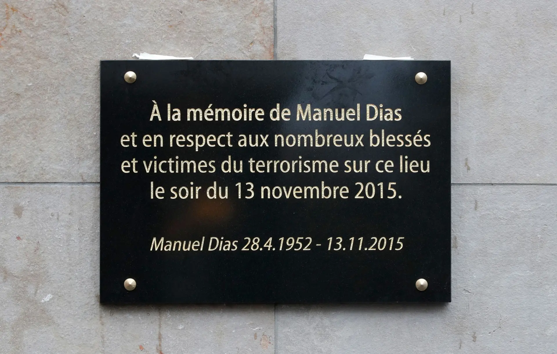 "Em memória de Manuel Dias e em respeito pelos numerosos feridos e vítimas do terrorismo neste local na noite de 13 de novembro de 2015"