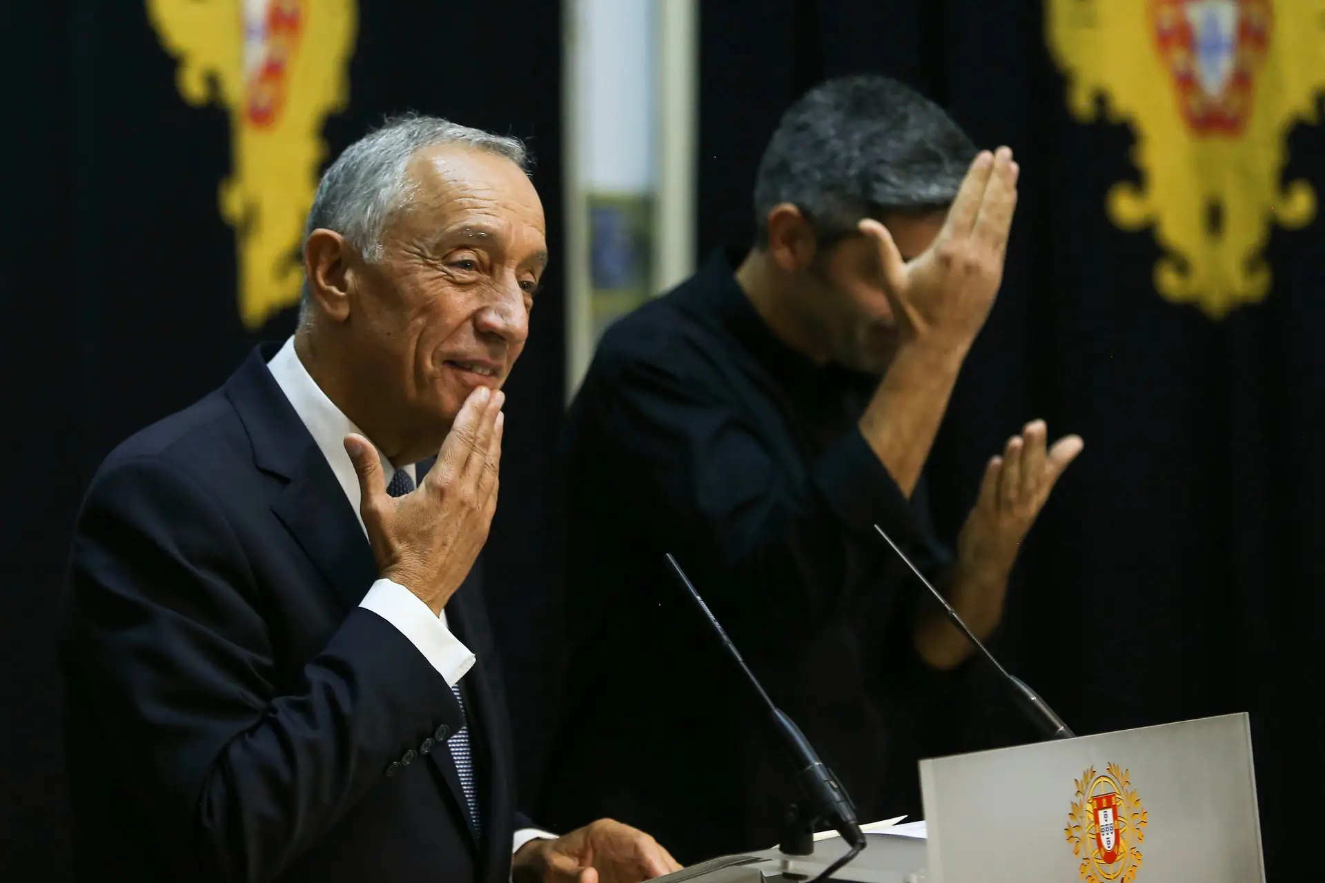 Marcelo aplaudiu as "Mãos que cantam" e anunciou discursos em língua gestual