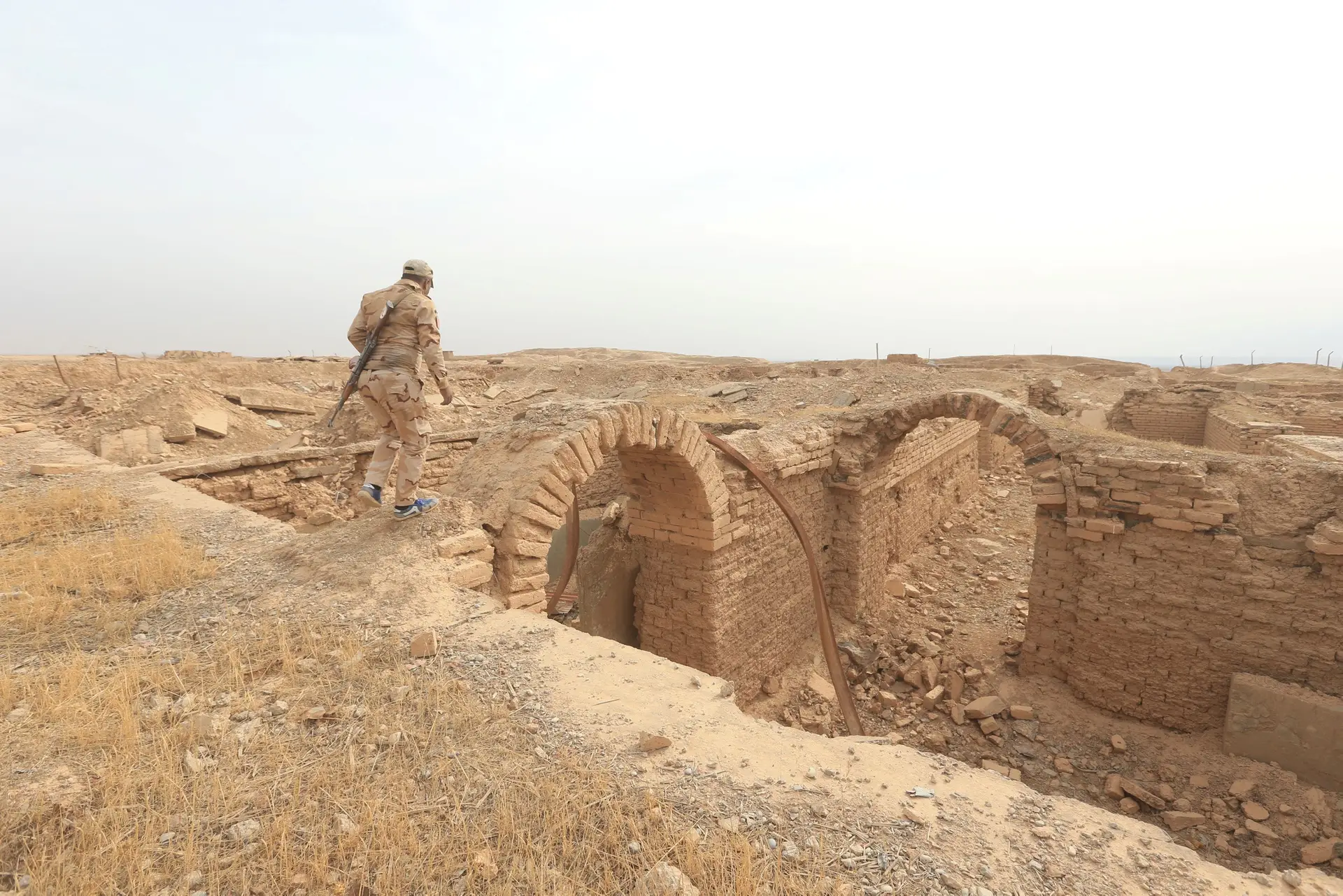 Estátuas por terra, um palácio reconstruído deitado abaixo, um zigurate - torre gigantesca em tijolo, com cerca de 50 metros de altura - reduzido a escombros.