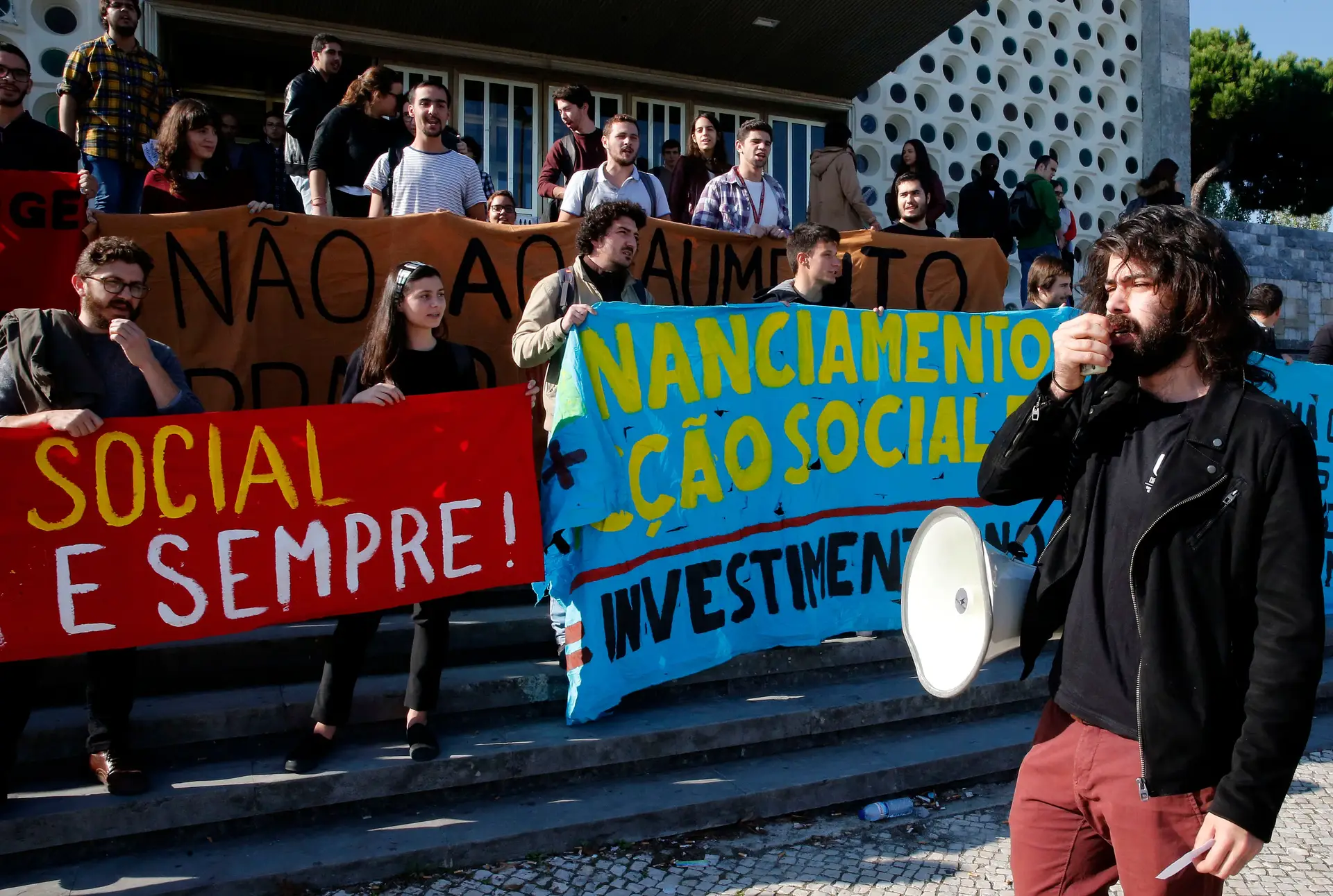 Dezenas de alunos do superior protestam contra os preços "incomportáveis" nas cantinas