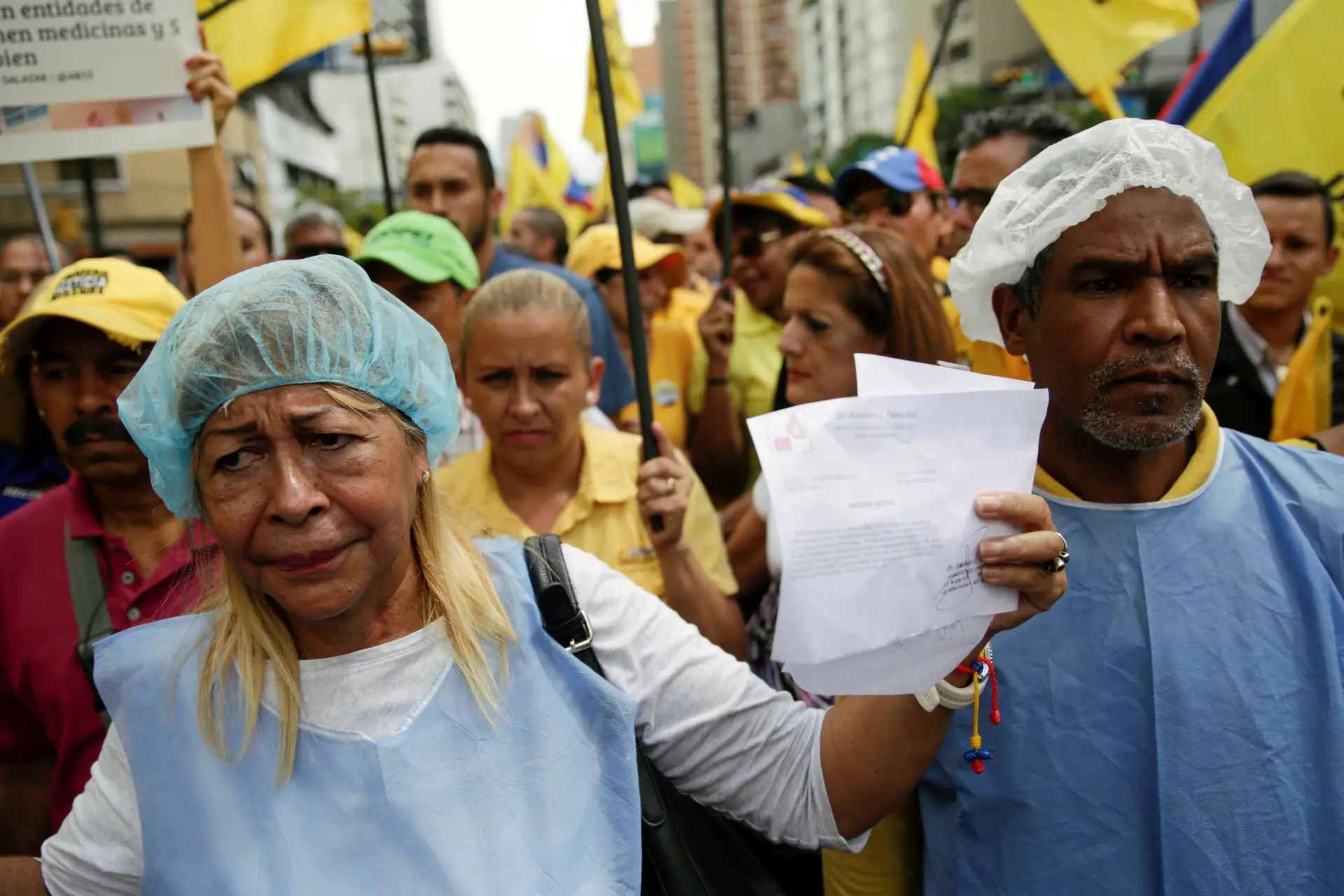 Milhares de pessoas tomam as ruas de Caracas