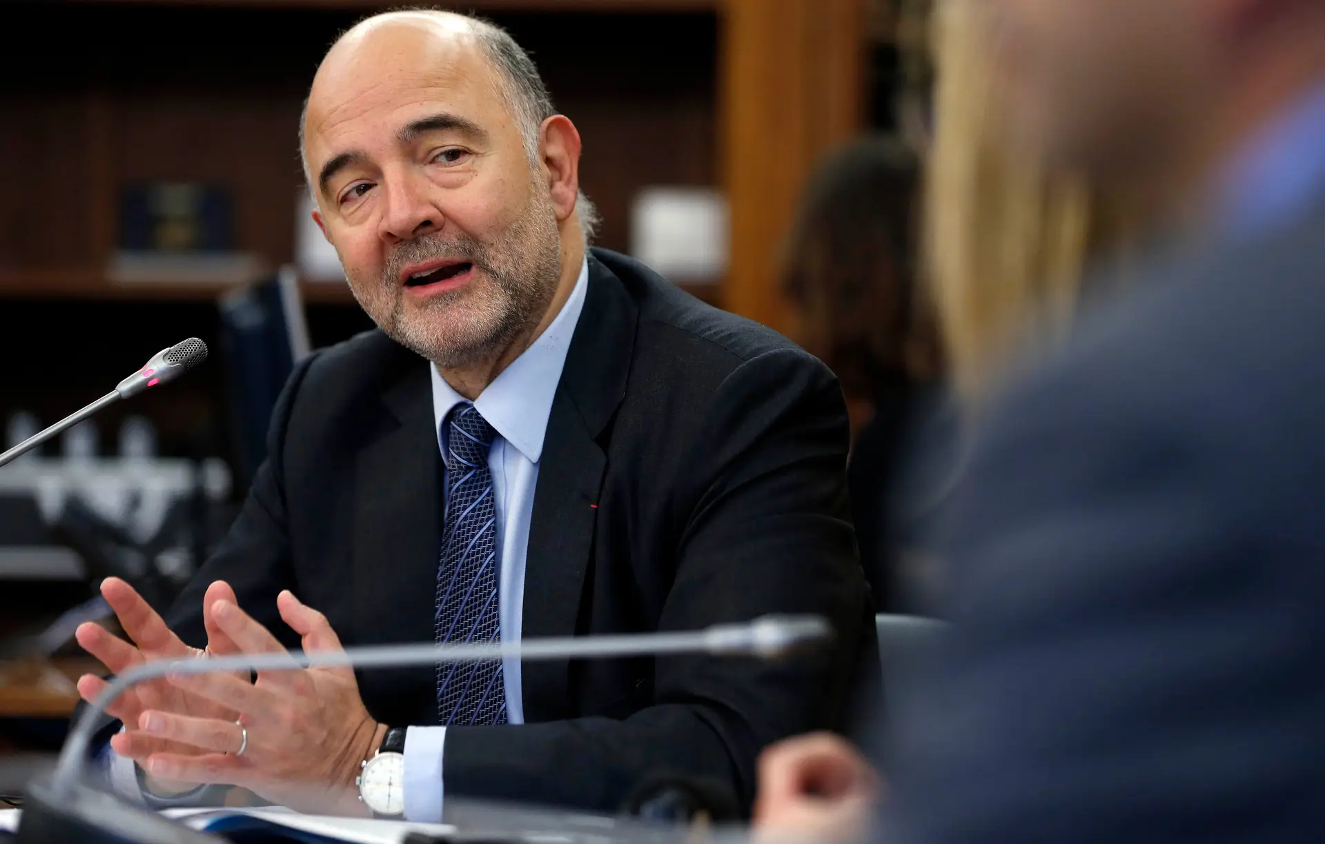 Comissário Moscovici lamenta crise socialista e assume voto em Macron
